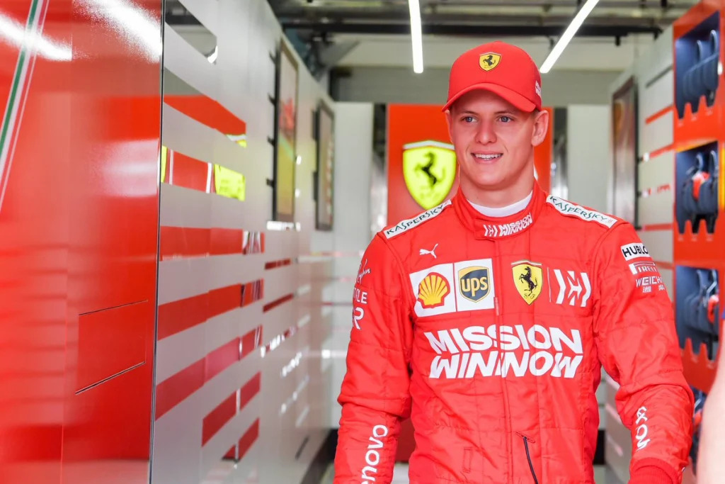 Mick Schumacher em cabine da Ferrari