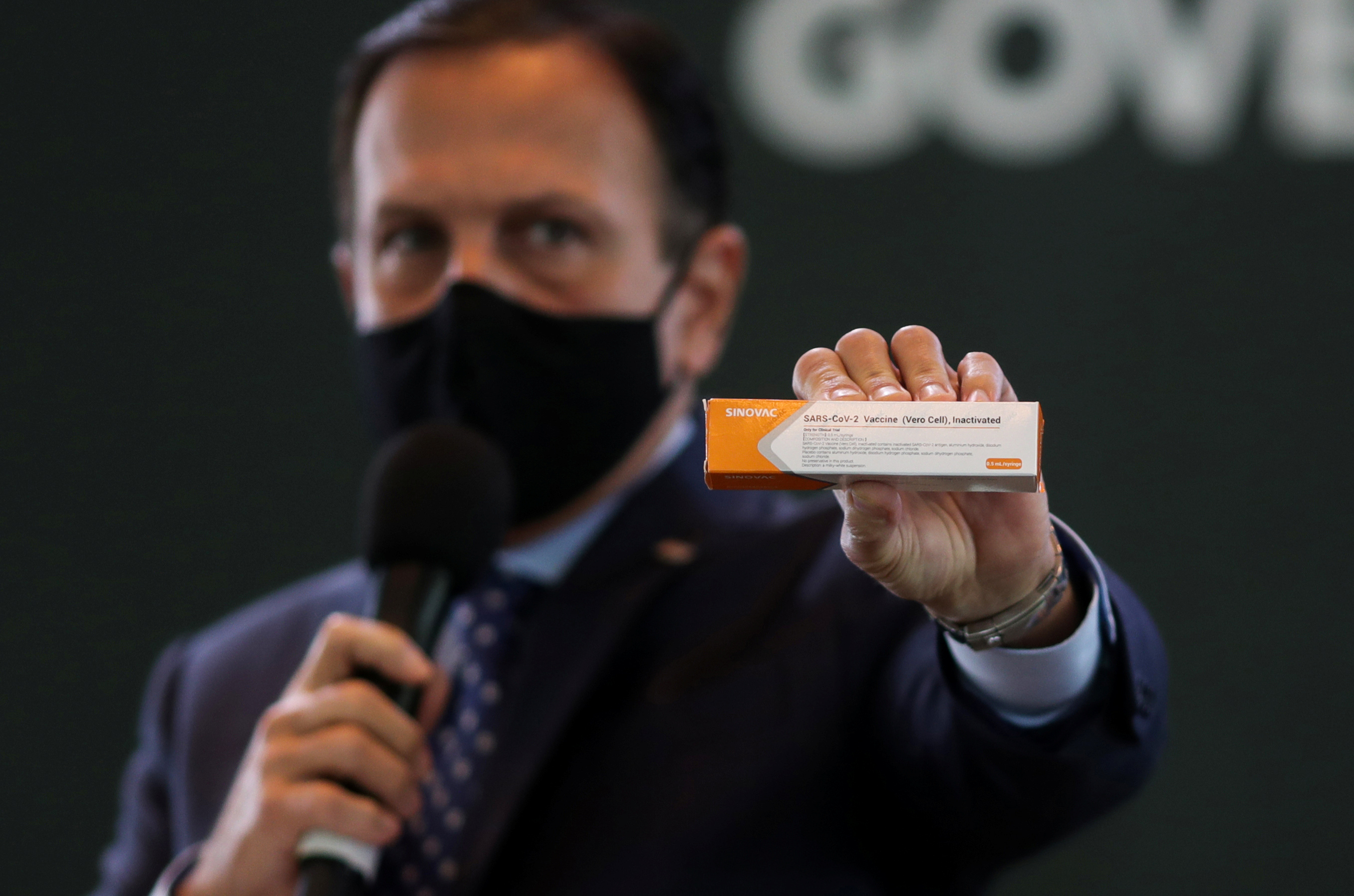 João Doria, segura caixa da potencial vacina contra a Covid-19 da Sinovac