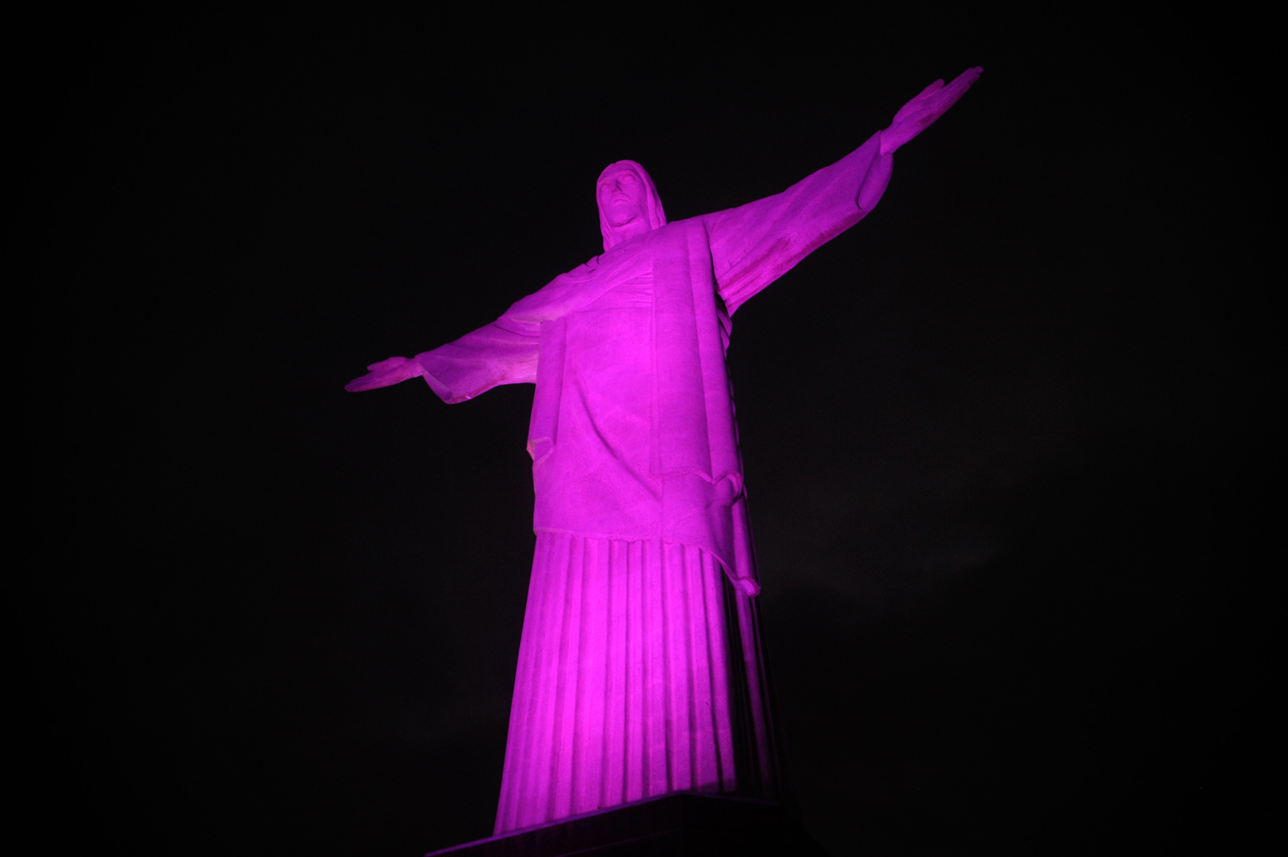 Cristo Redentor no Rio de Janeiro iluminado de rosa por campanha do Outubro Rosa