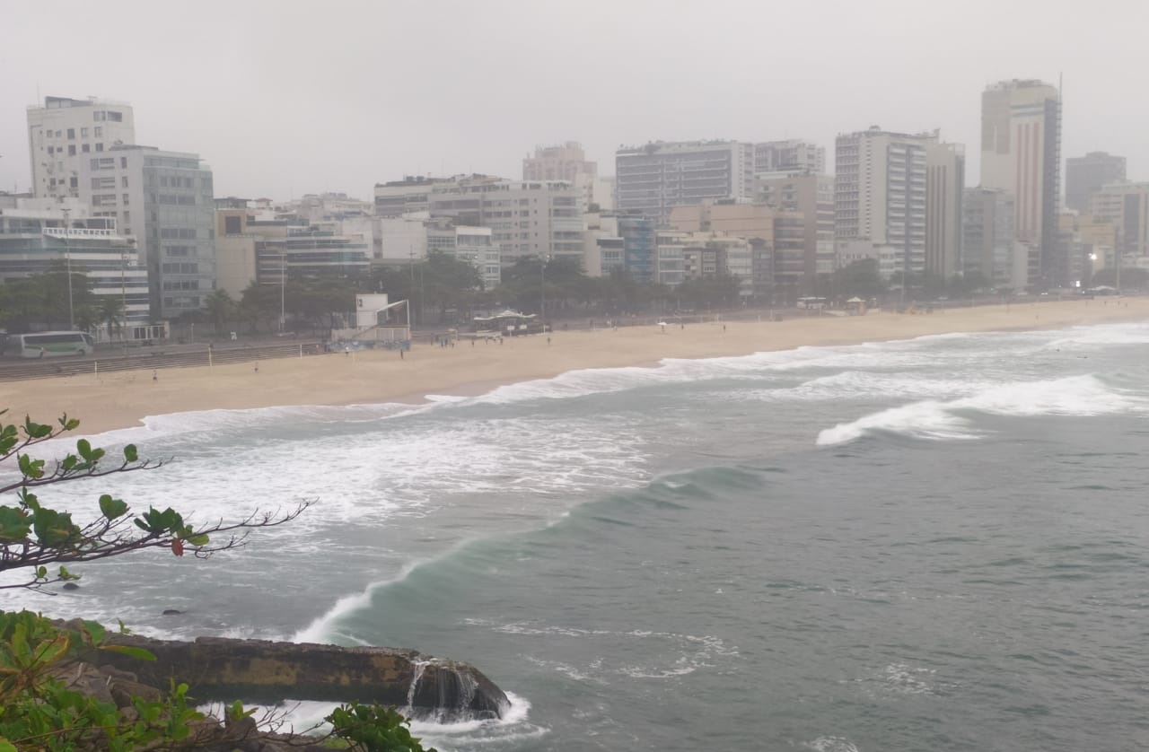 Rio amanheceu com o céu nublado, mas cidade pode registrar recorde de calor