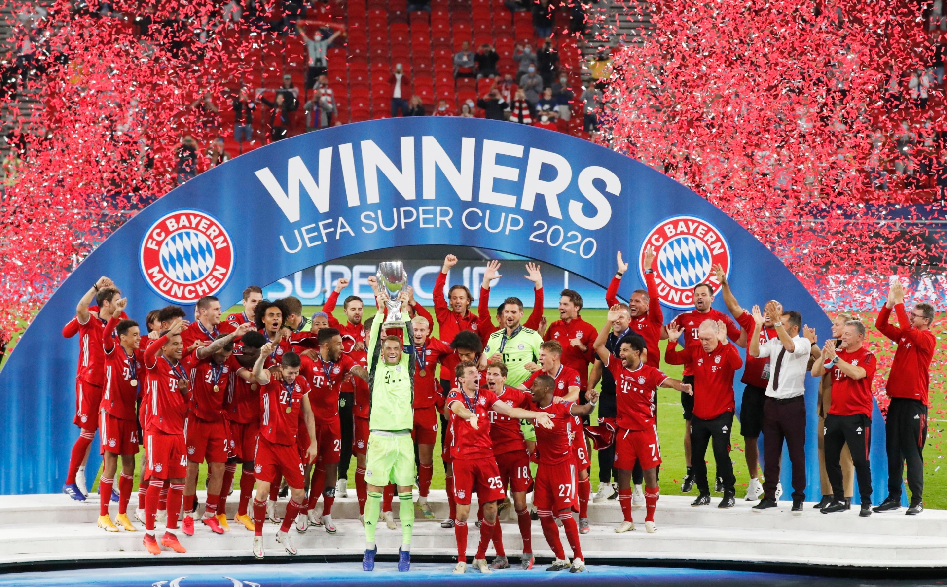 Jogadores do Bayern de Munique celebram conquista da Supercopa da Uefa