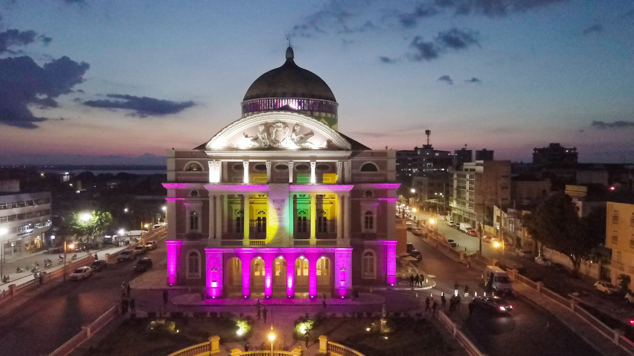 Teatro Amazonas, em Manaus, iluminado pelo Outubro Rosa