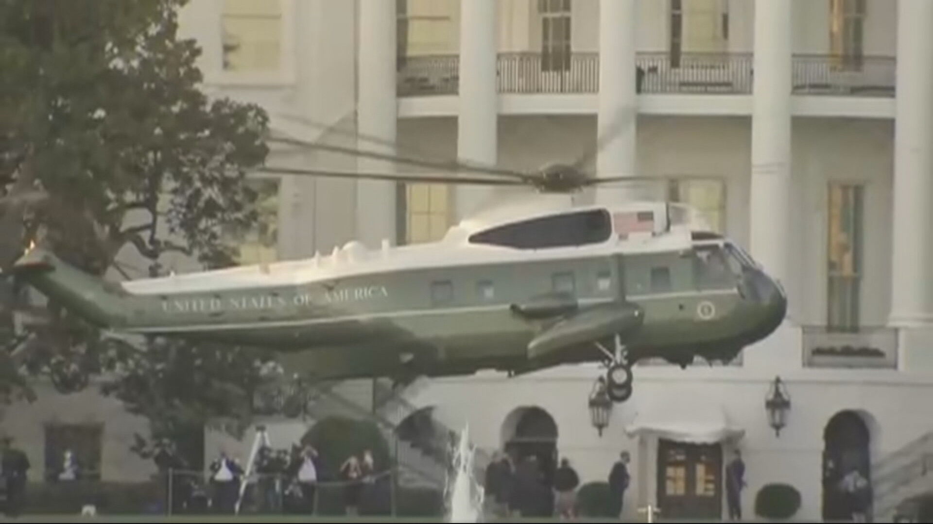 Helicóptero Marine One decola da Casa Branca com o presidente Donald Trump em di