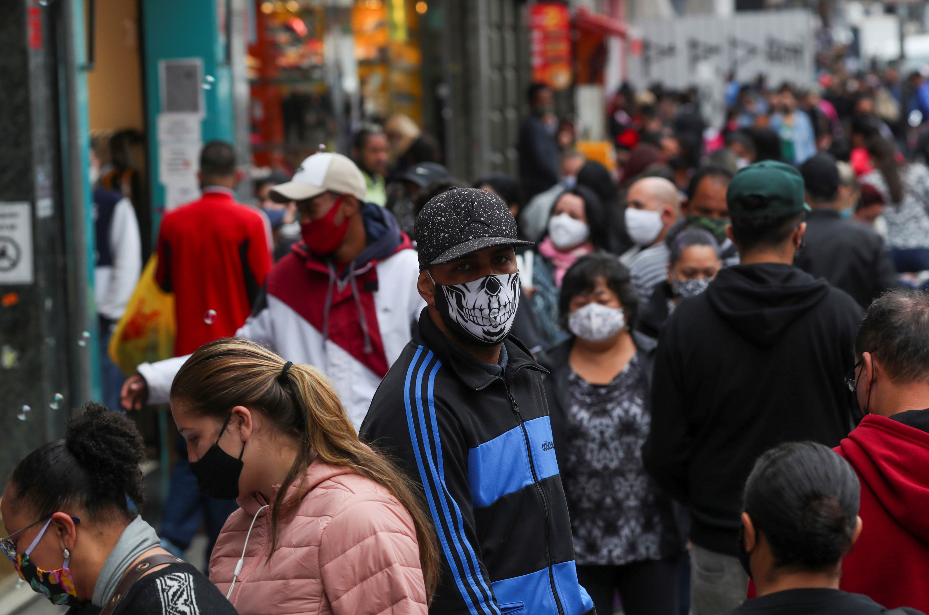 Movimento em rua comercial de São Paulo durante pandemia da Covid-19