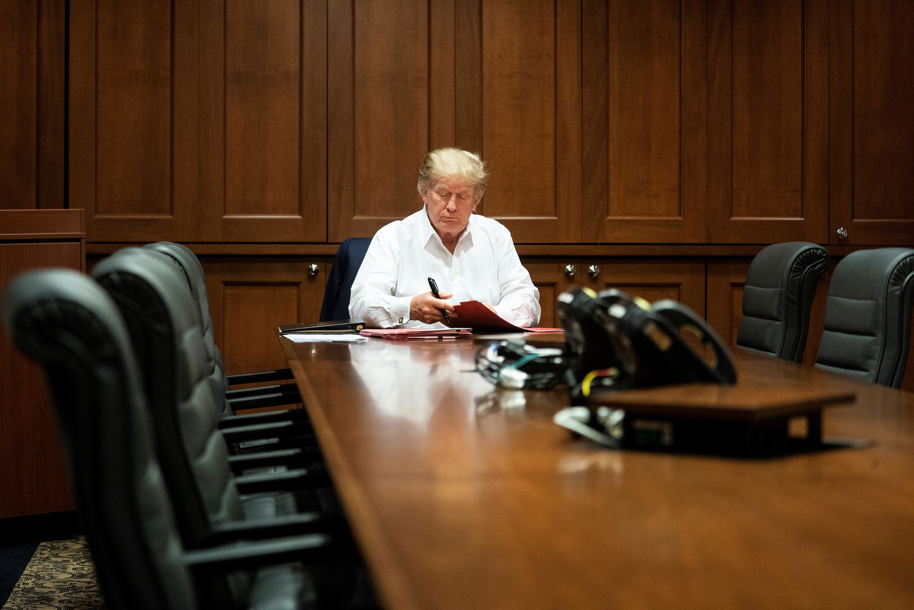 Trump está trabalhando na suíte presidencial do hospital militar Walter Reed