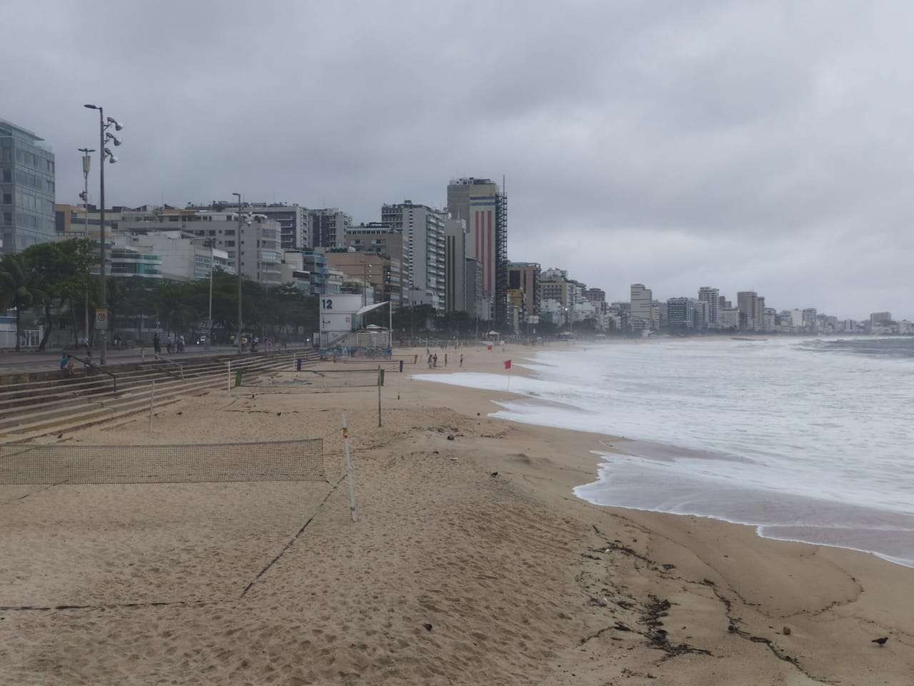 Praia do Leblon, no Rio, em dia nublado