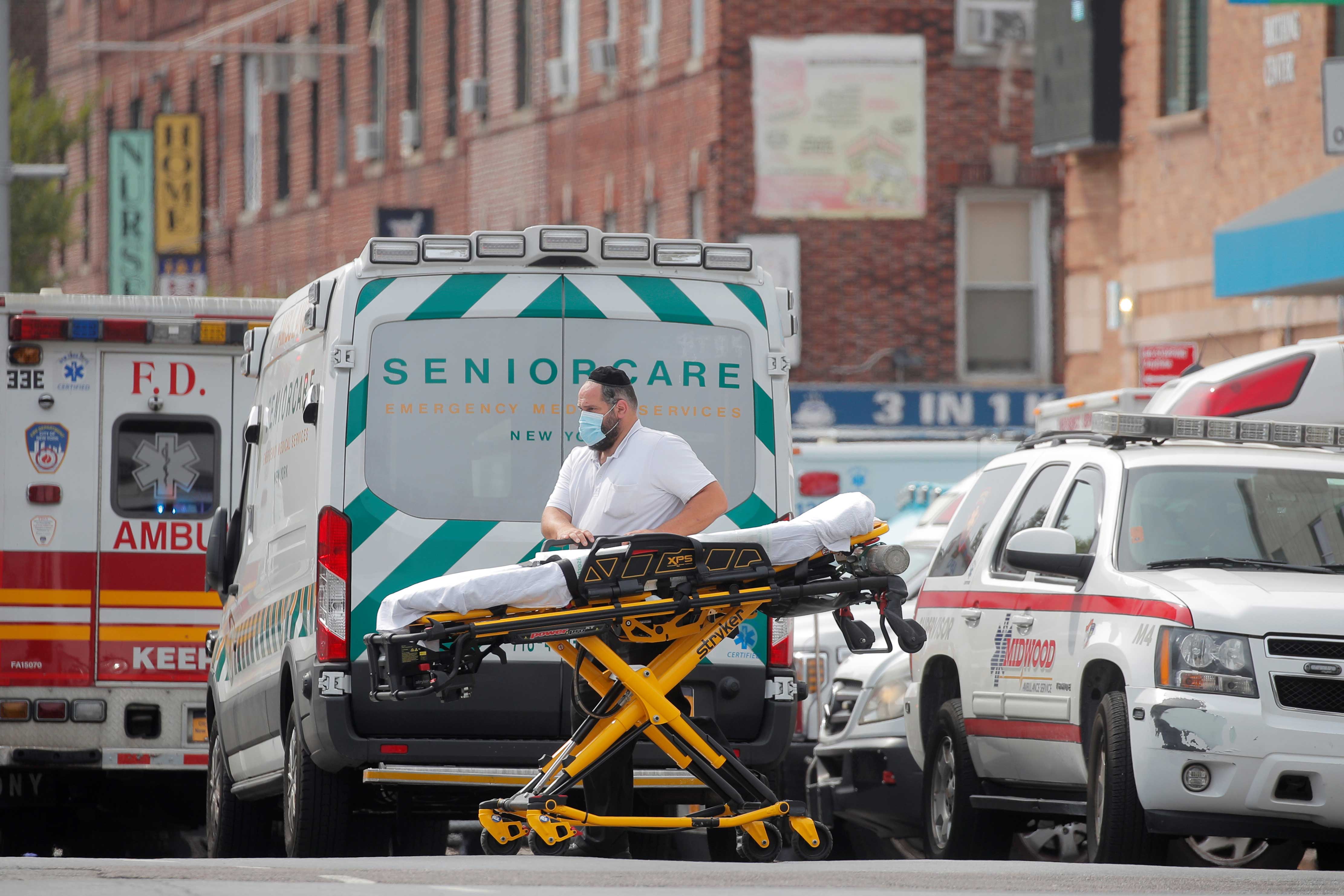 Fila de ambulâncias do lado de fora de hospital em Nova York