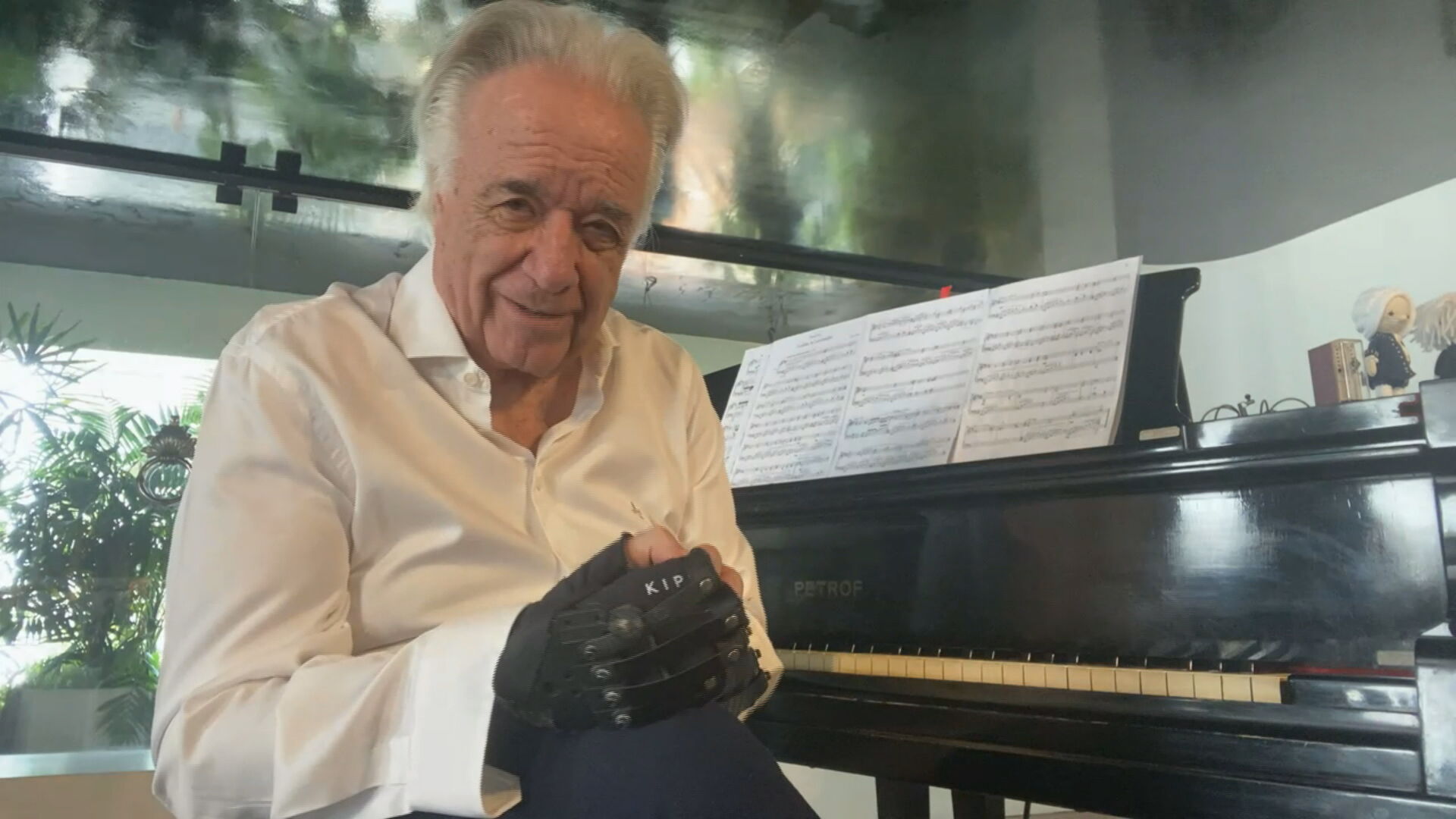 O maestro João Carlos Martins, que voltou a tocar piano com uso de luvas biônica