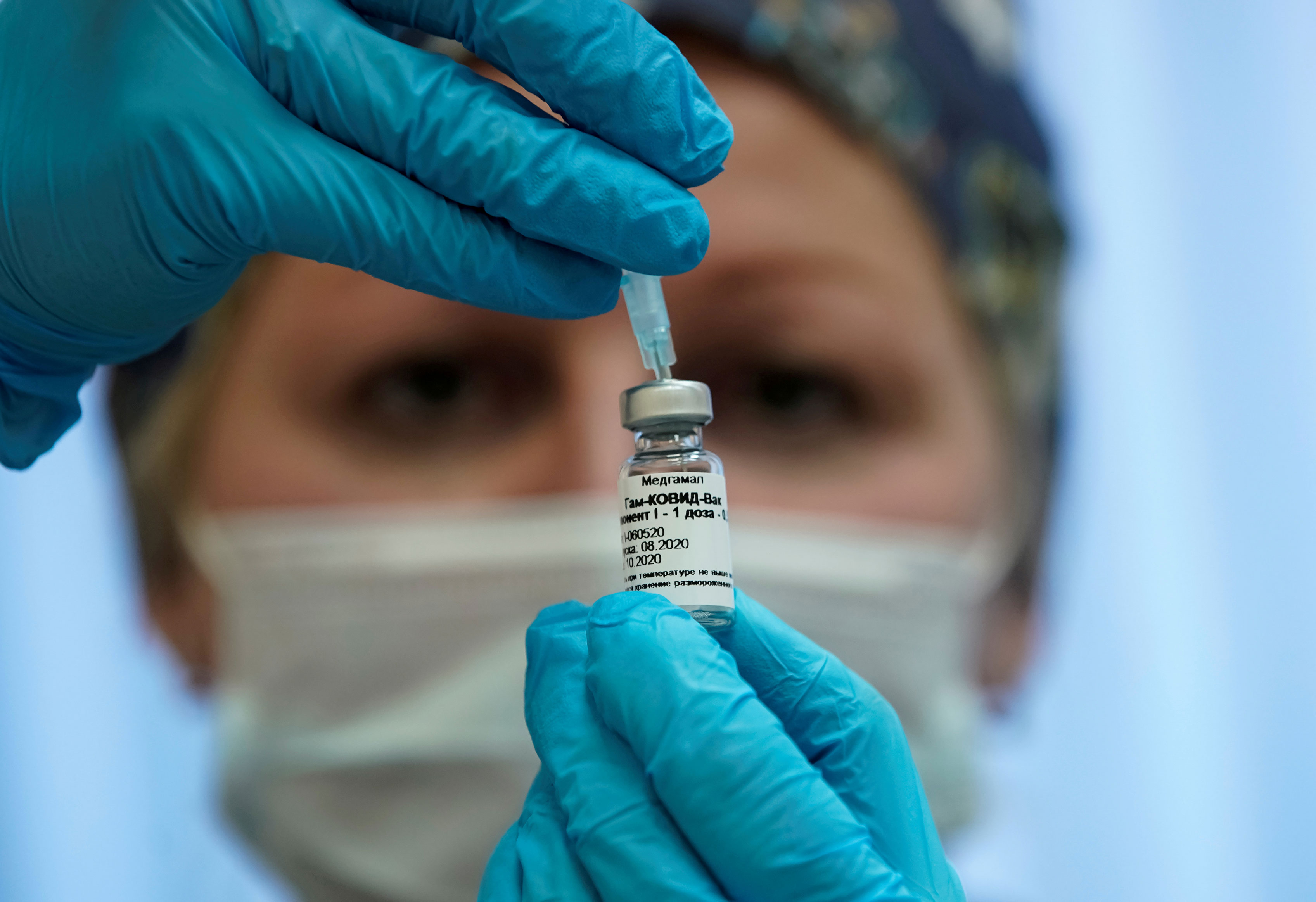 Enfermeira prepara vacina russa Sputnik V contra Covid-19 para aplicação em Mosc
