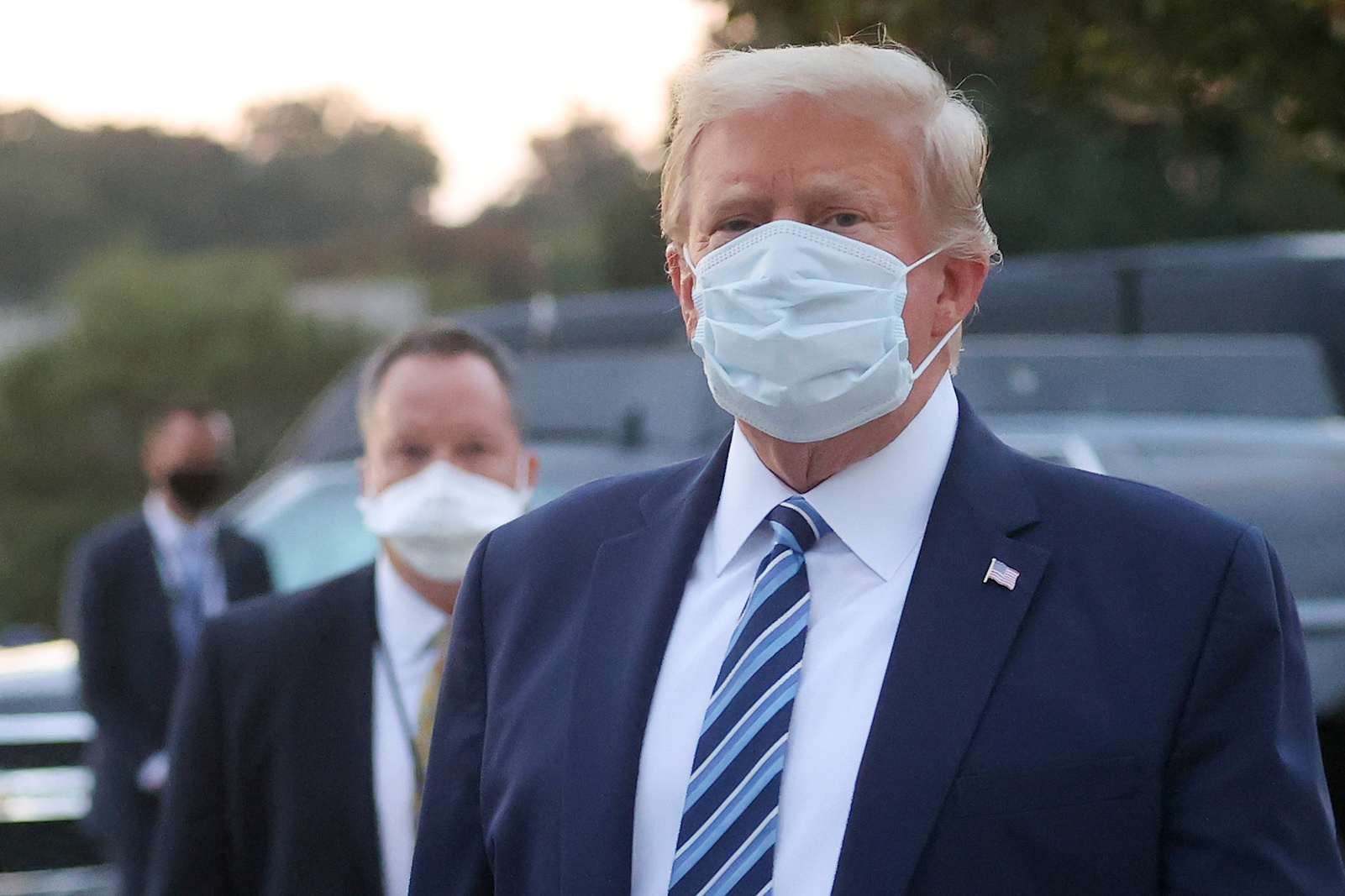Donald Trump usa máscara após ter alta de hospital