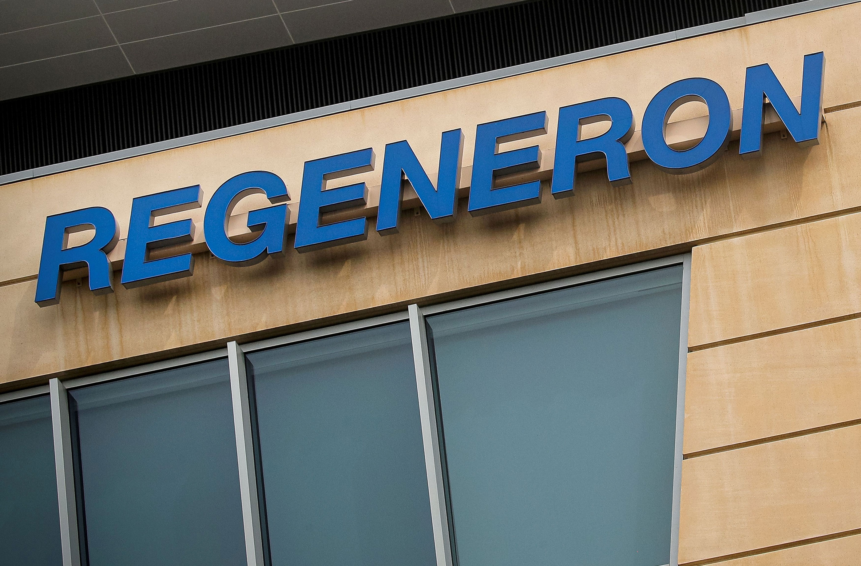 Logo da Regeneron na sede da empresa em Nova York