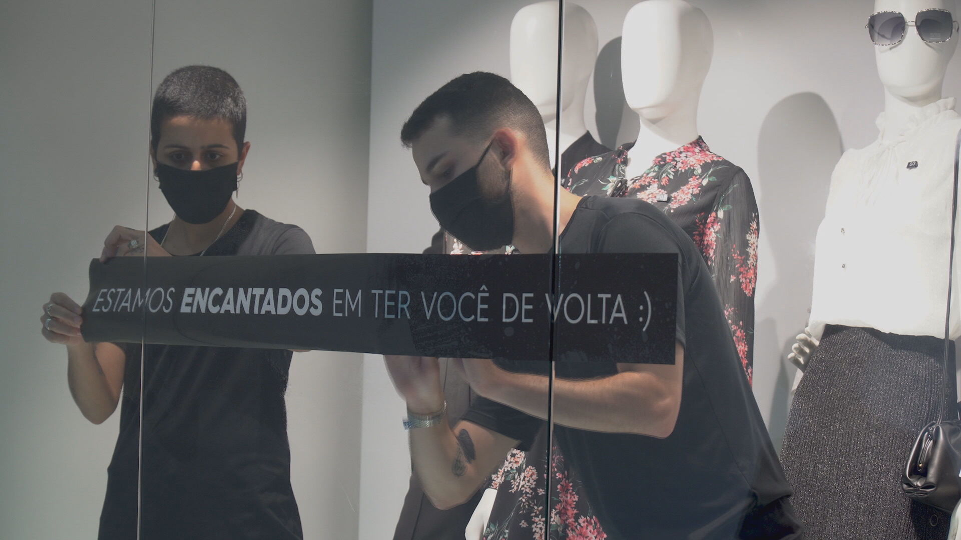 Lojistas colocam anúncio em vitrine de loja em shopping na capital paulista