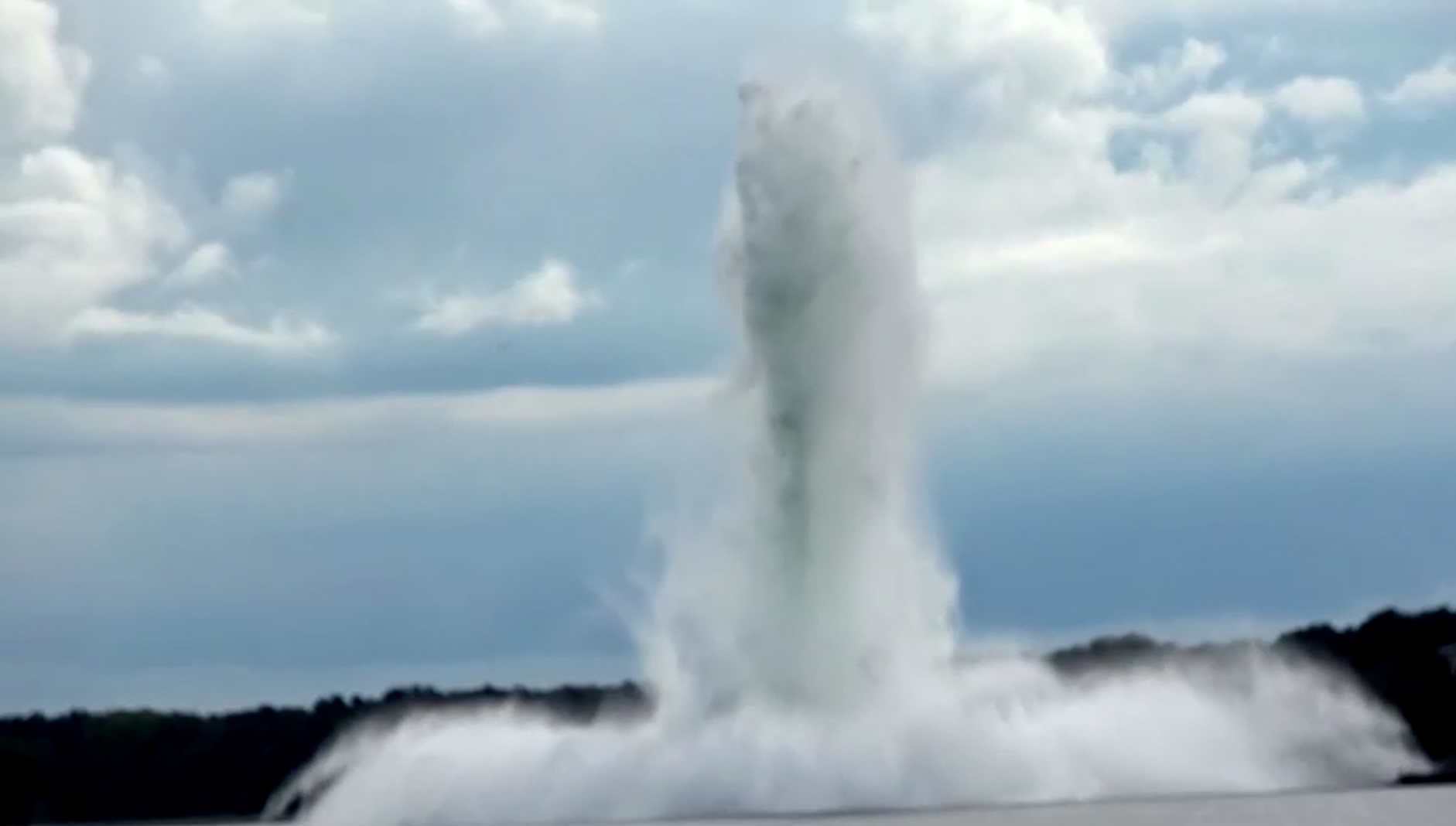 Bomba explodindo na água