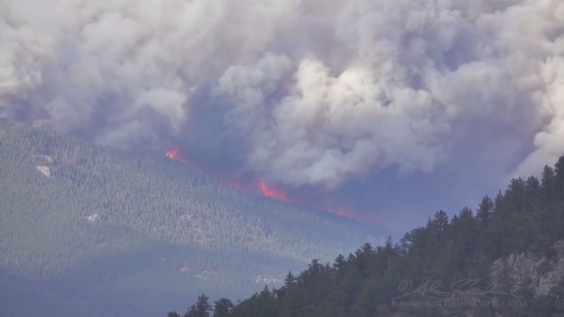 Incêndio florestal que atinge o Colorado já consumiu 56 mil hectares