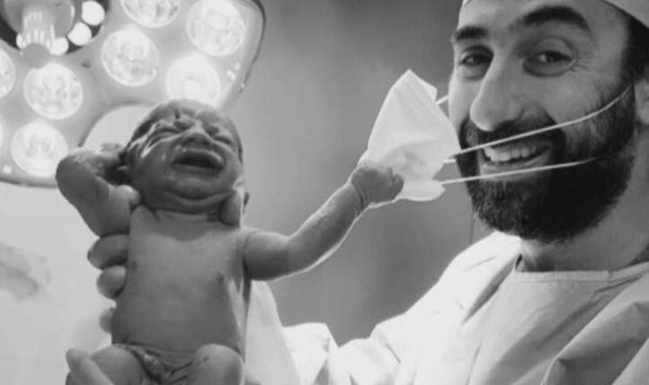 Bebê tira máscara de médico após o parto