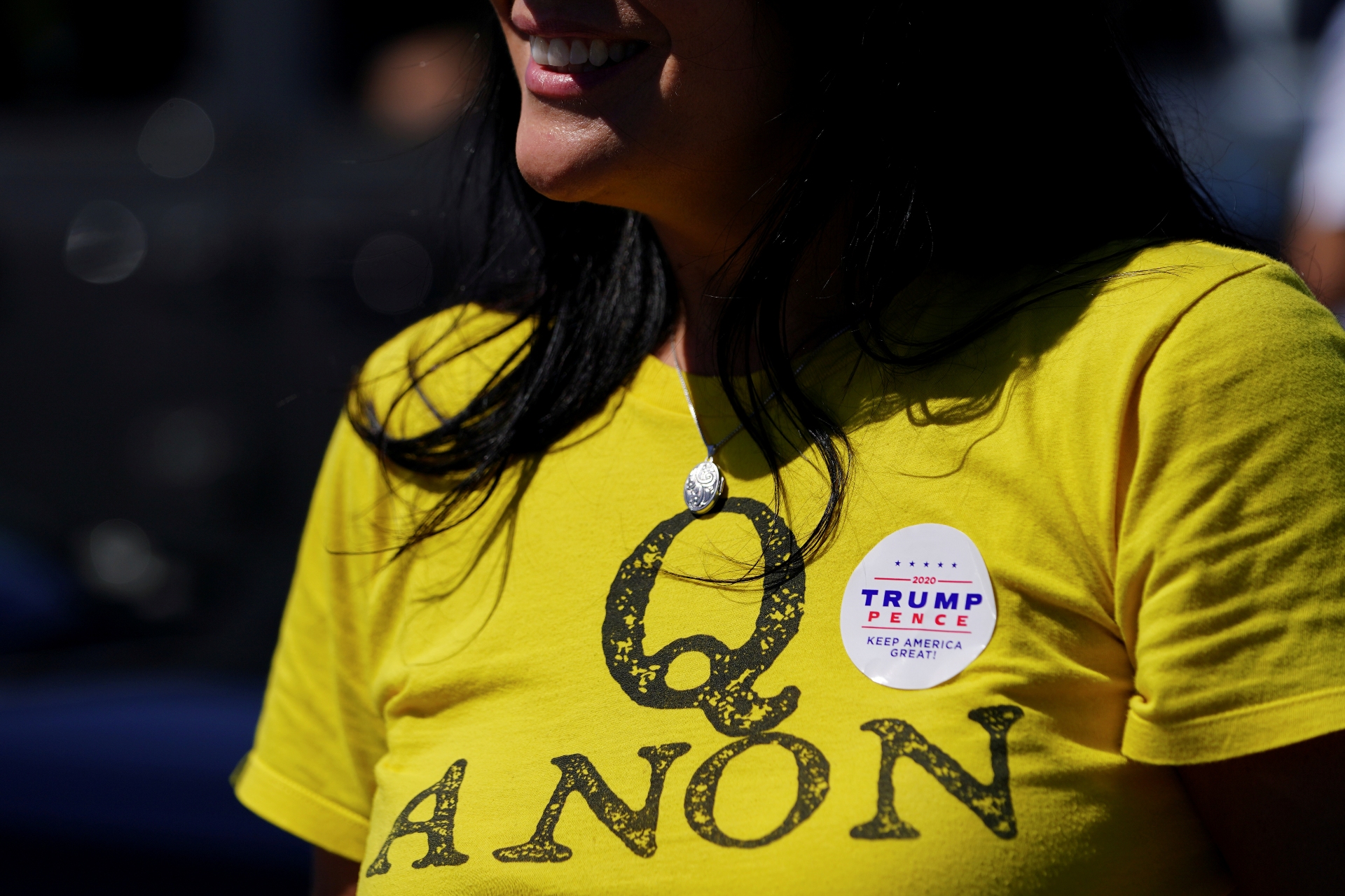 Apoiadora do presidente dos EUA, Donald Trump, com blusa do gruo QAnon