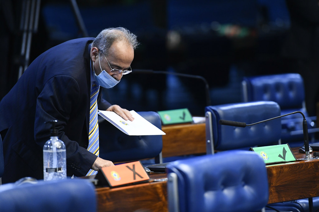 Senador Chico Rodrigues (DEM-RR) registra voto no teclado biométrico