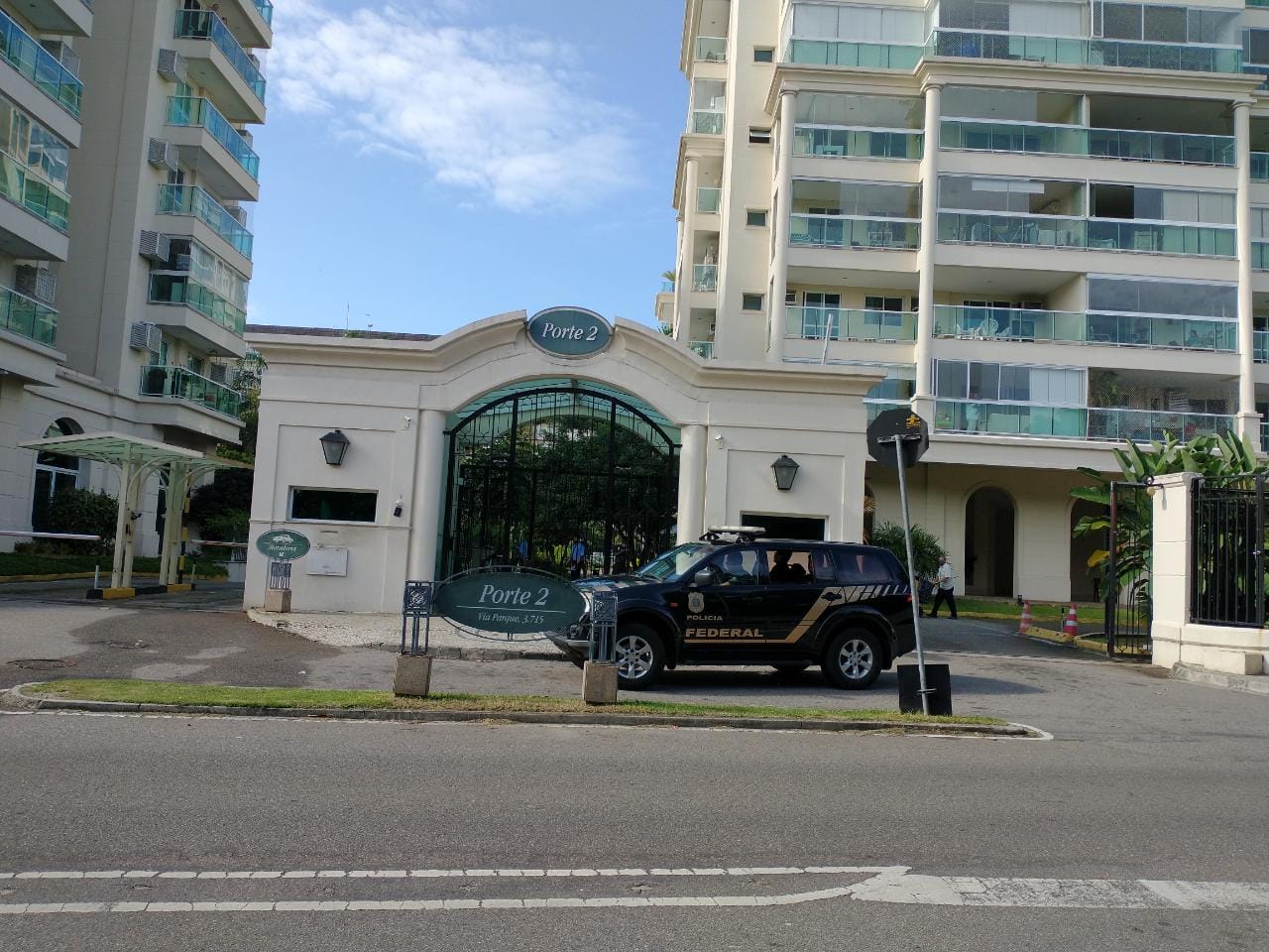 Agentes da PF e da Receita Federal fazem operação na zona oeste do RJ