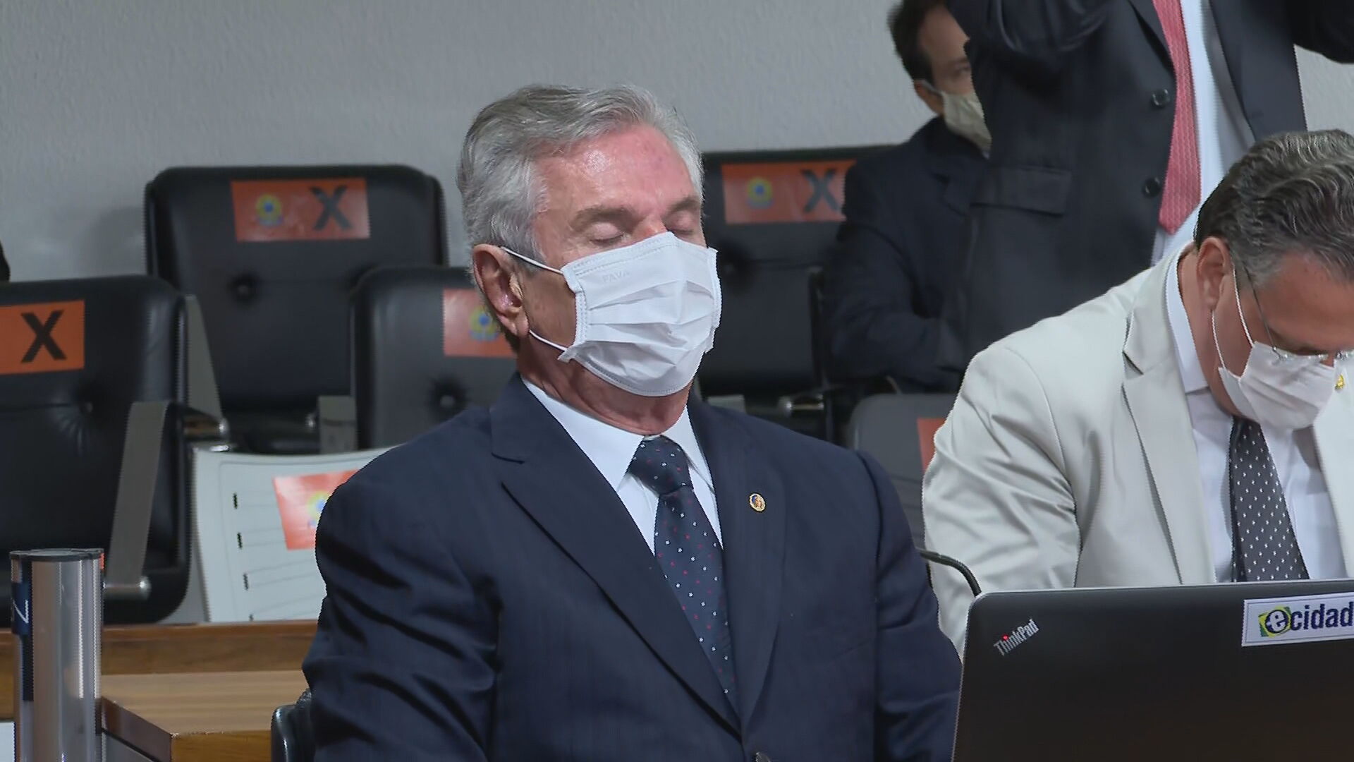 O senador Fernando Collor de Mello cochila durante sabatina de Kassio Nunes Marq