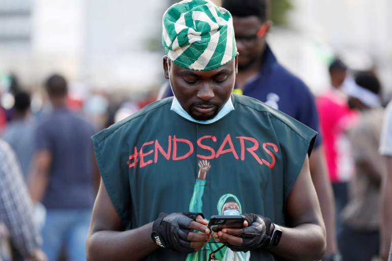 Manifestante jovem usa camiseta do movimento em Lagos