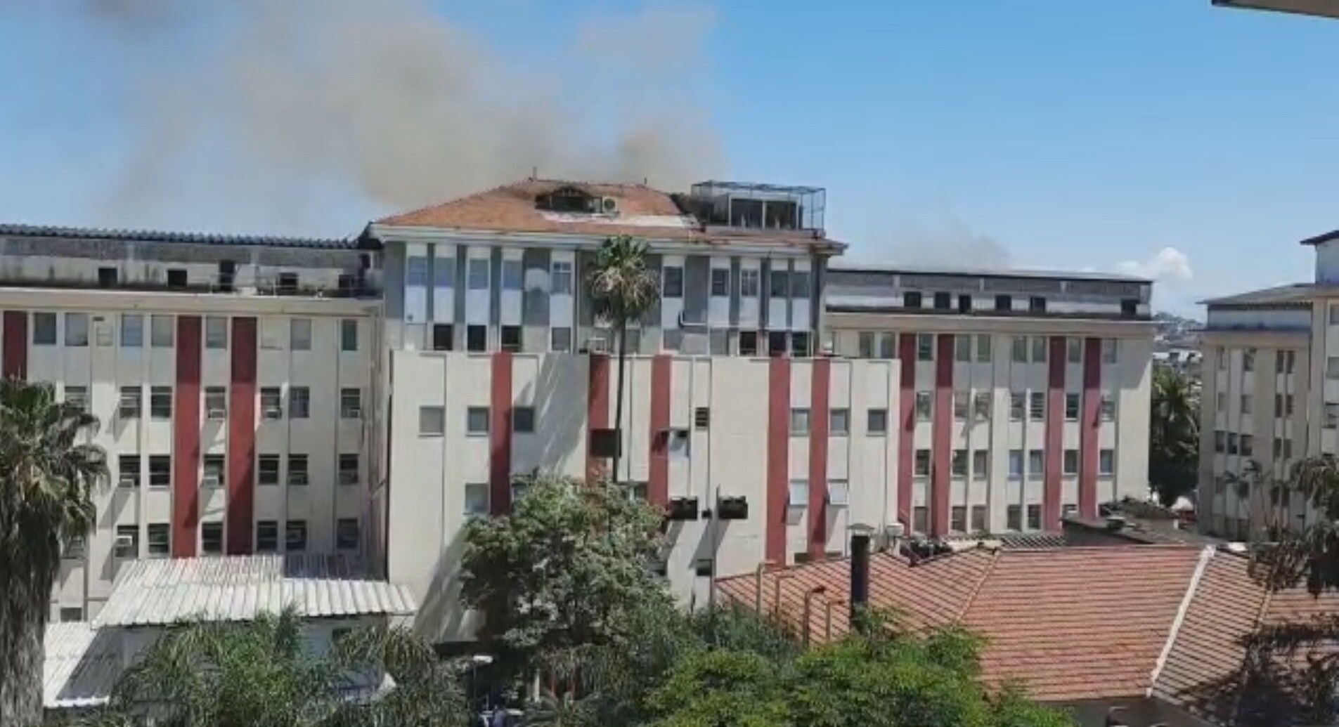 Incêndio atinge hospital de Bonsucesso, no Rio de Janeiro