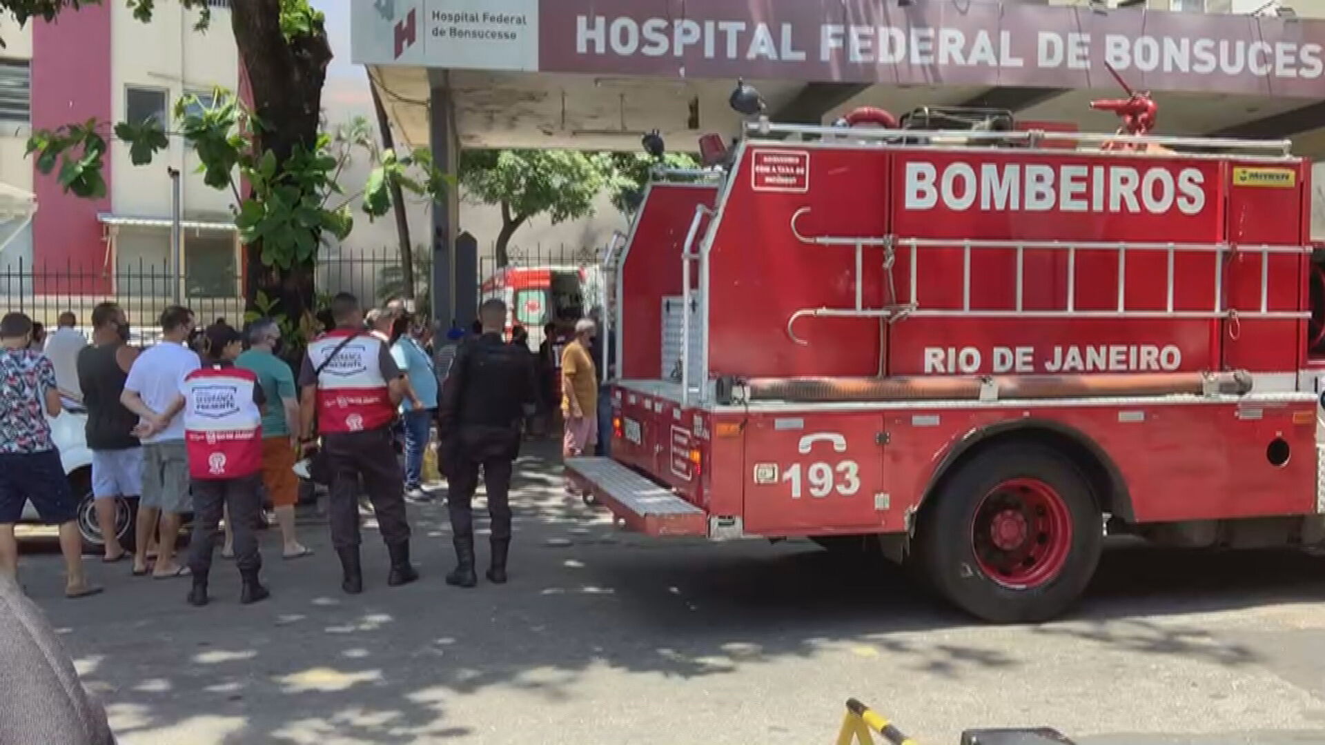 Bombeiros no local do incêndio em hospital no Rio