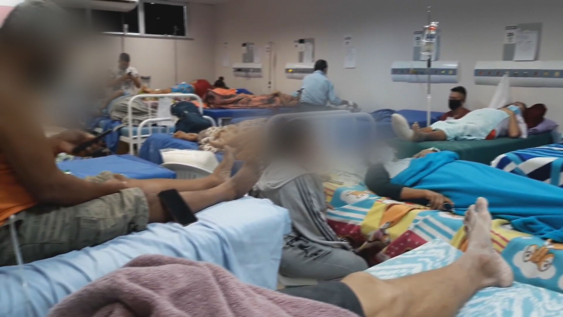 Pacientes estão aglomerados em hospital de Manaus