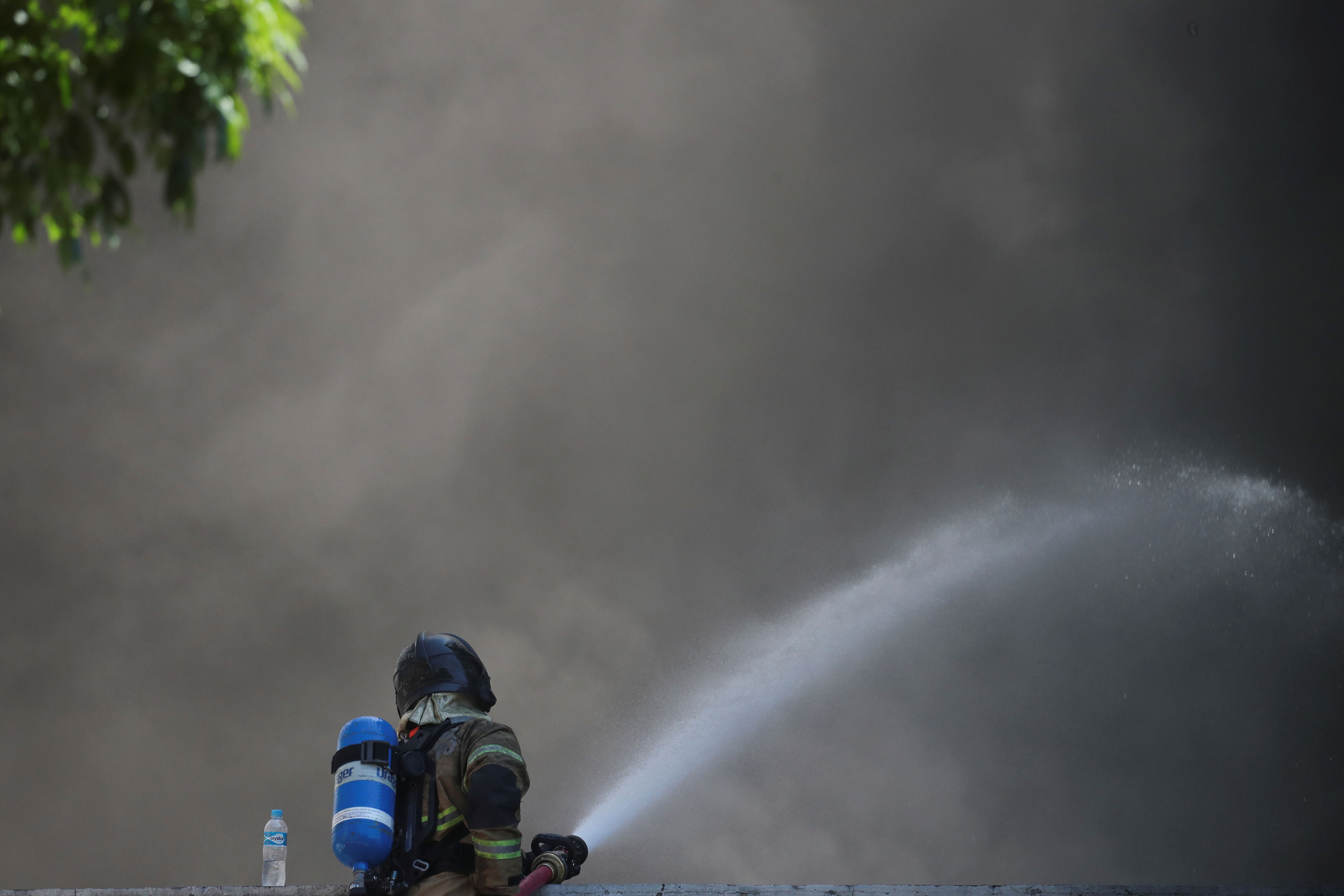 Bombeiro combate incêndio no Hospital de Bonsucesso, no Rio de Janeiro