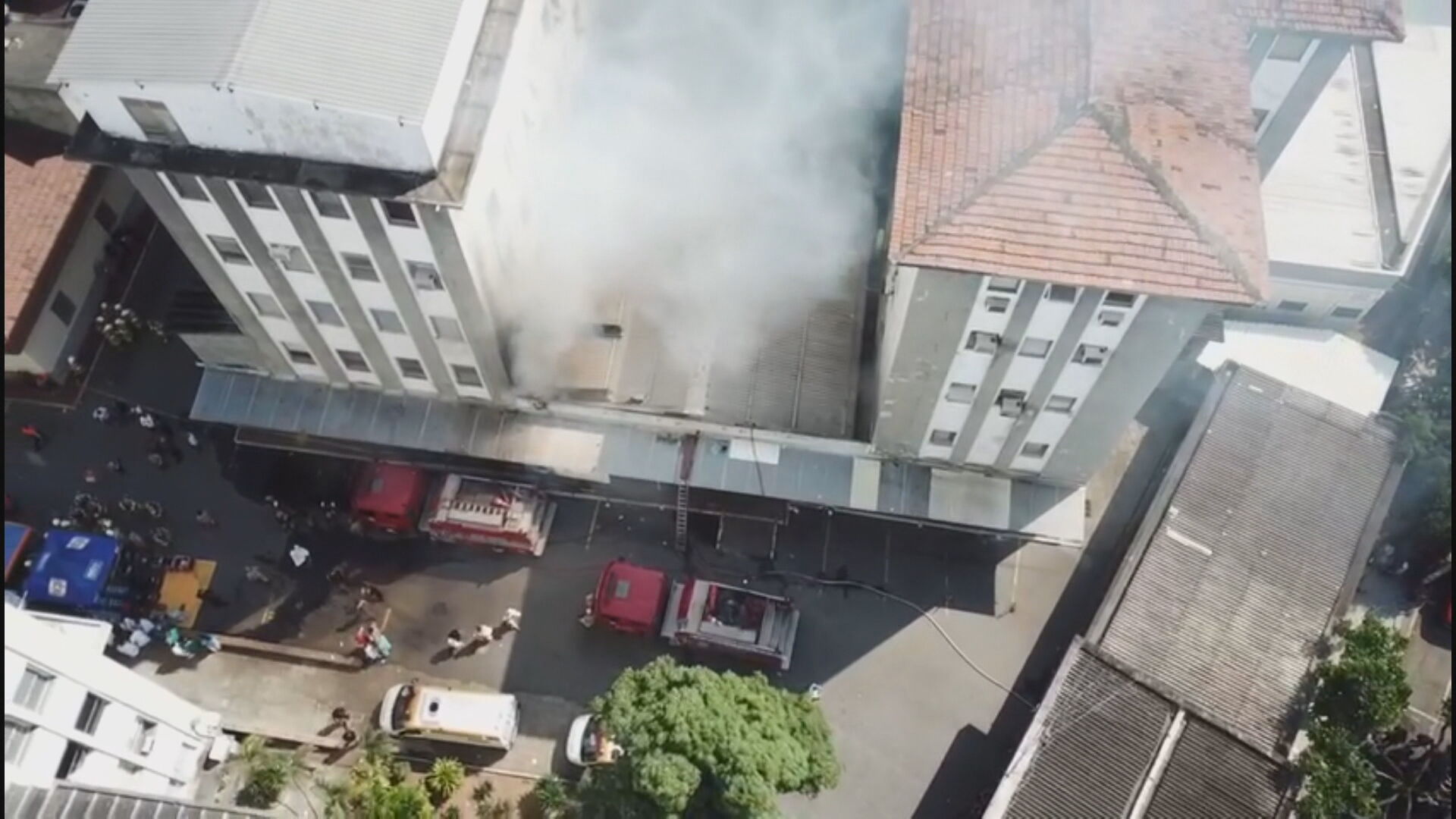 Bombeiros combatendo o fogo no hospital do Rio de Janeiro