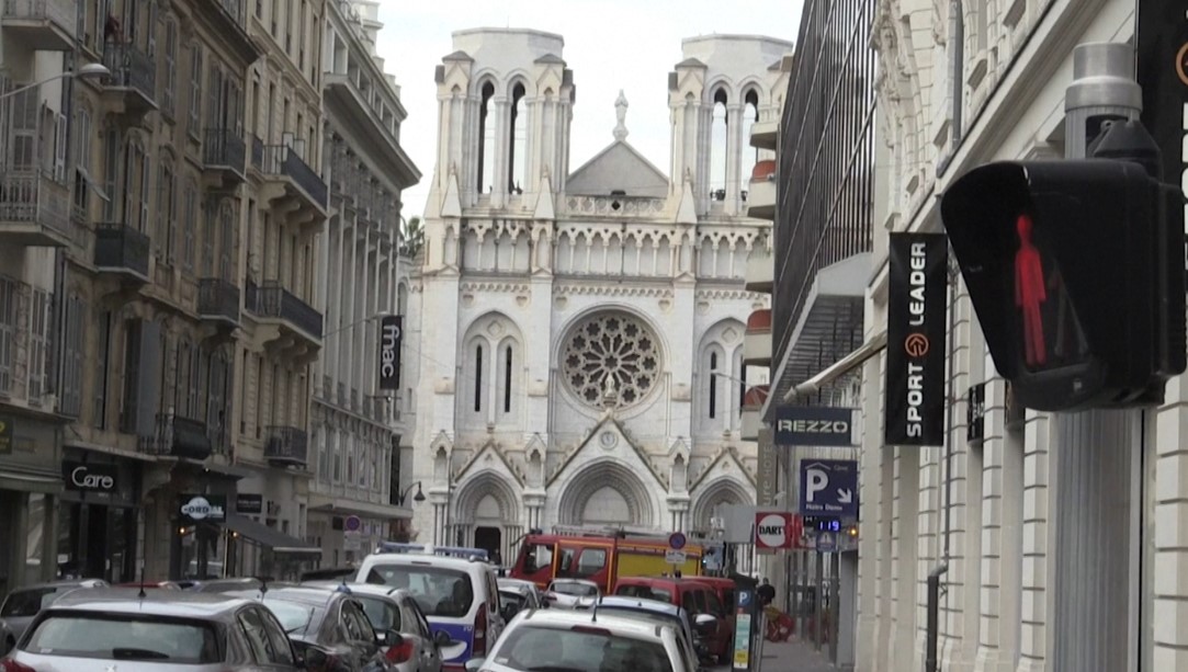 Serviços de emergência e policiais em frente à igreja onde aconteceu o ataque