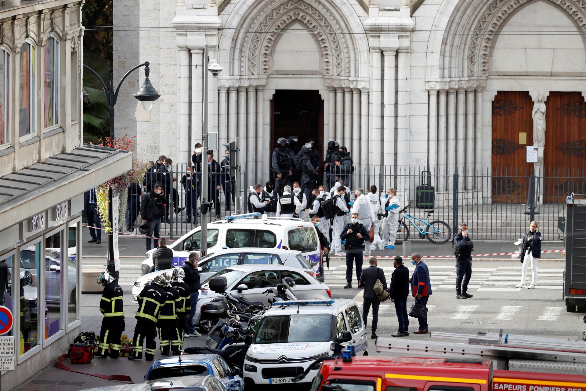 Agentes de segurança isolam área após ataque em igreja de Nice