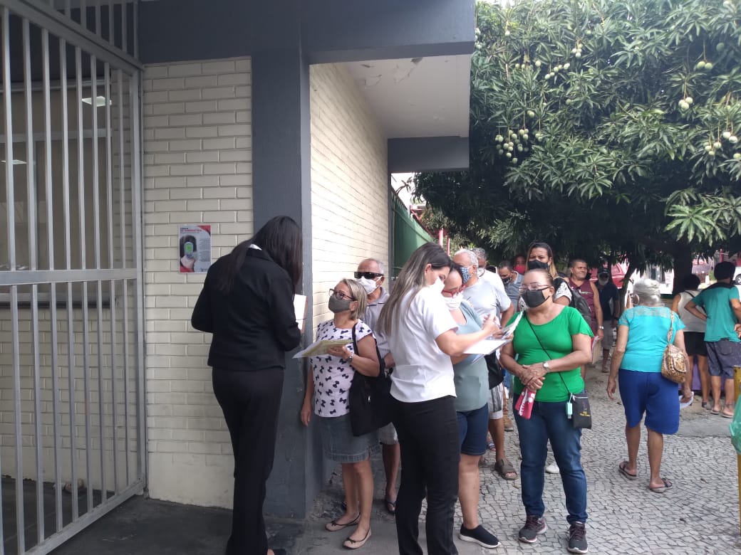 Fila na porta do HFB