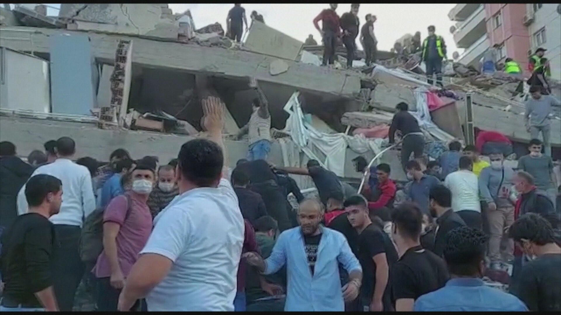 Destroços causados por forte terremoto na Grécia e na Turquia