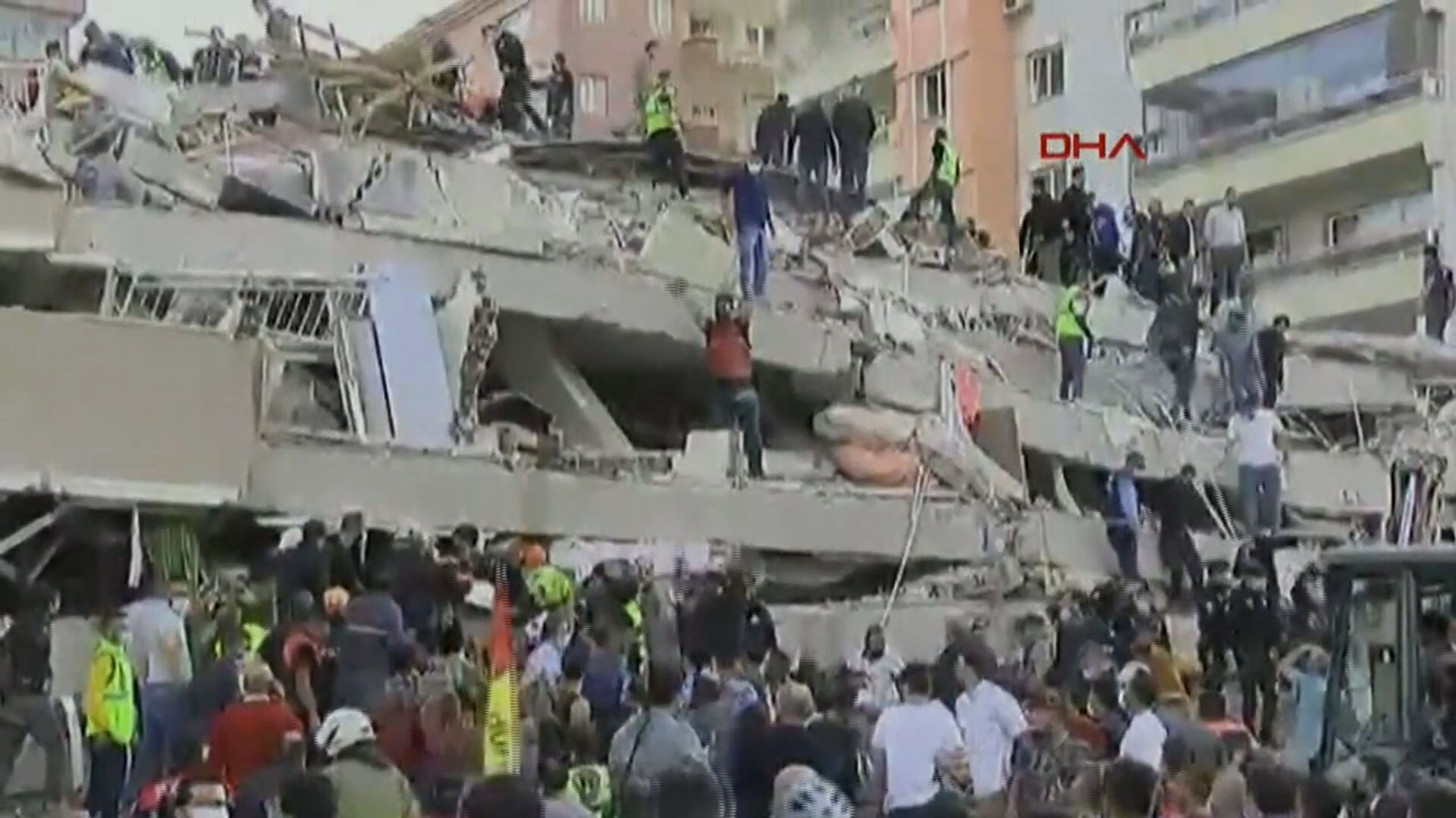 Destroços causados por forte terremoto na Grécia e na Turquia