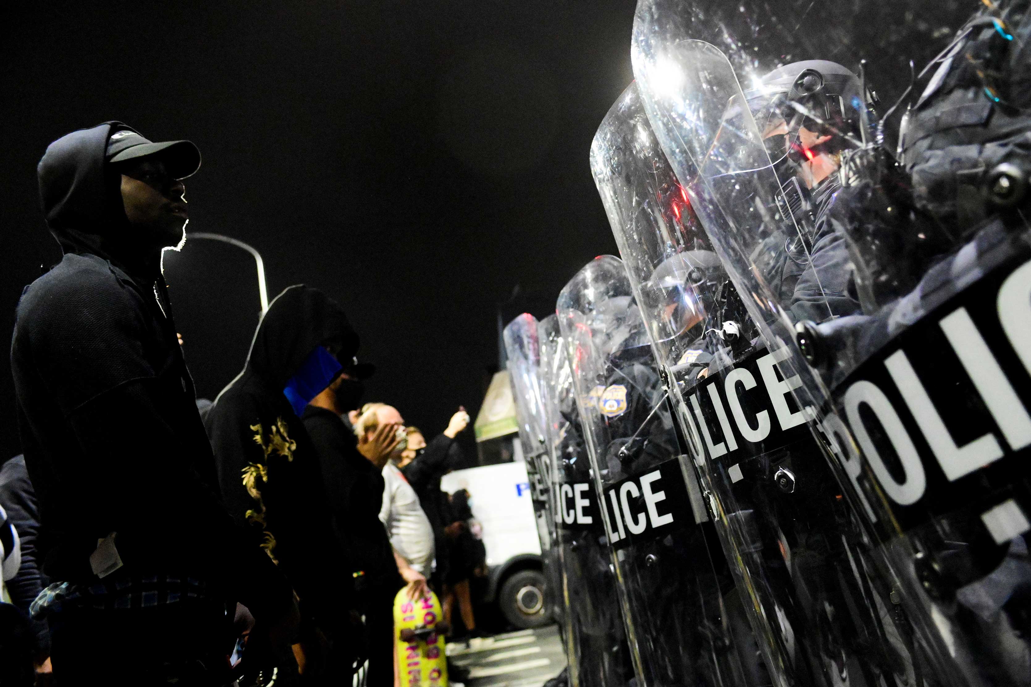 Manifestantes após homem negro ser morto por policiais na Filadélfia