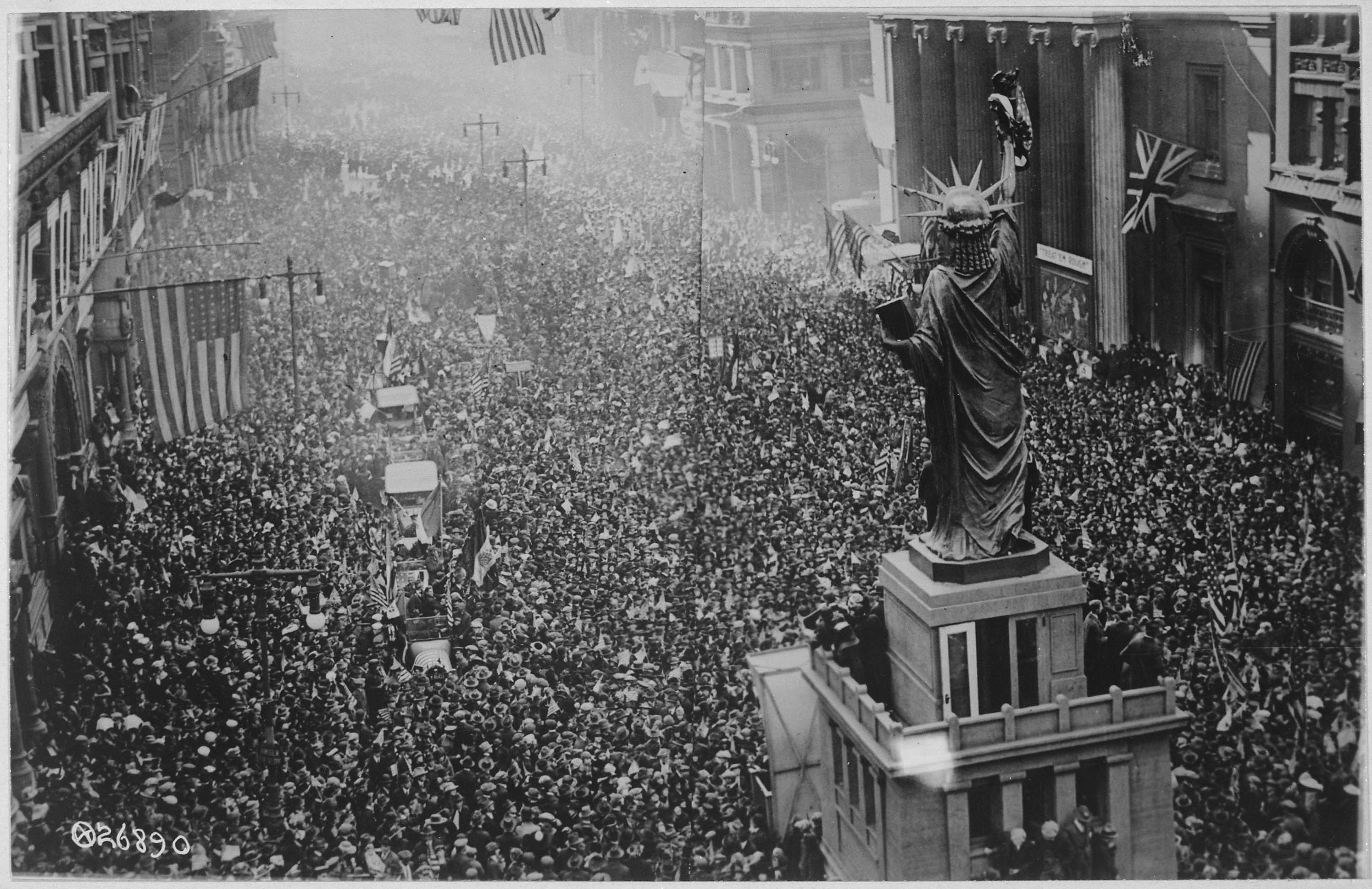 Celebração do armistício, em novembro de 1918, levou milhares de pessoas às ruas