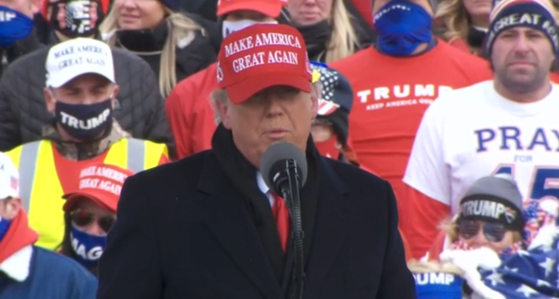 Donald Trump fala a apoiadores em comício em Washington, MIchigan