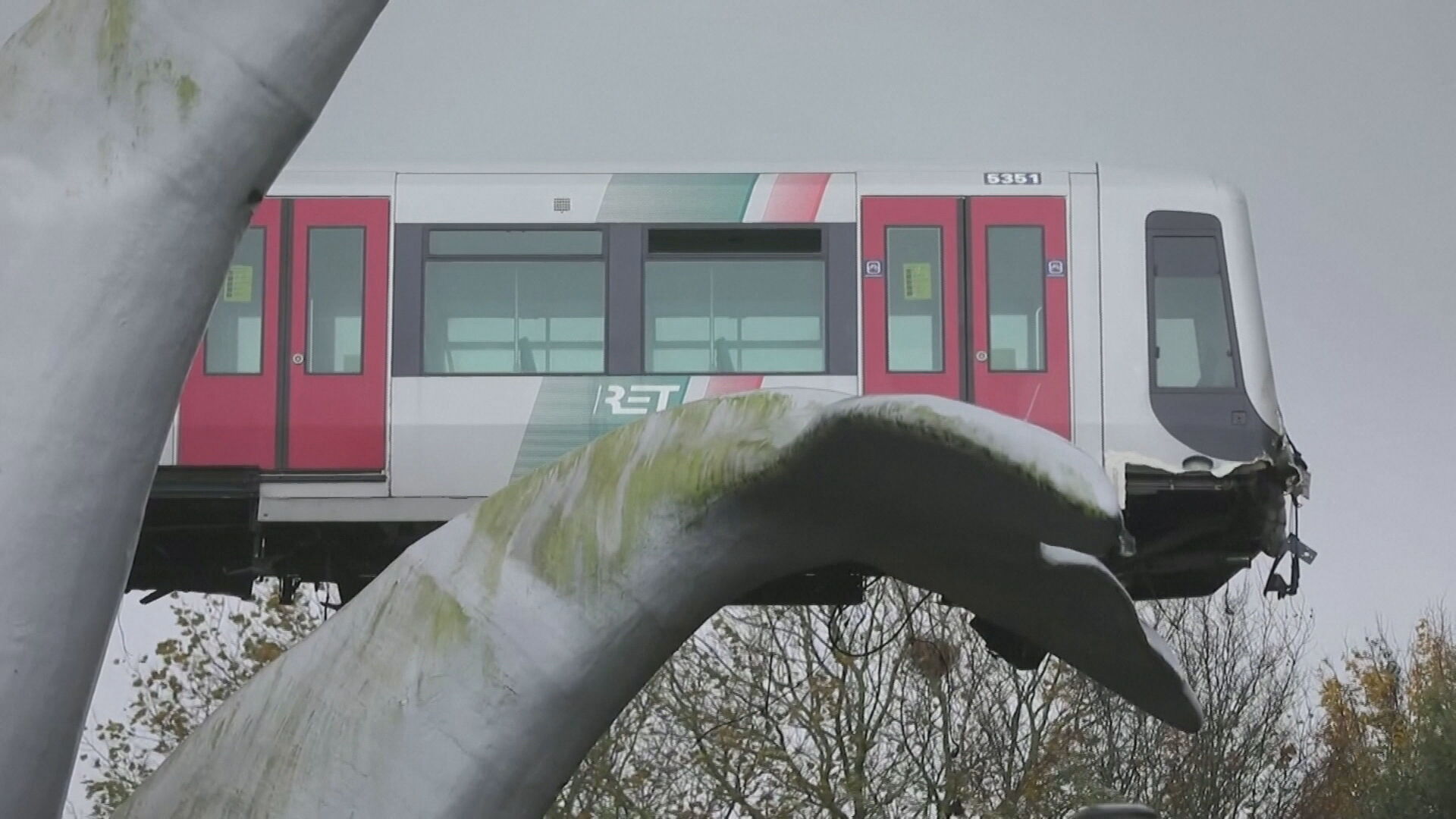 Trem é 'salvo' de queda por escultura de Baleia na Holanda 