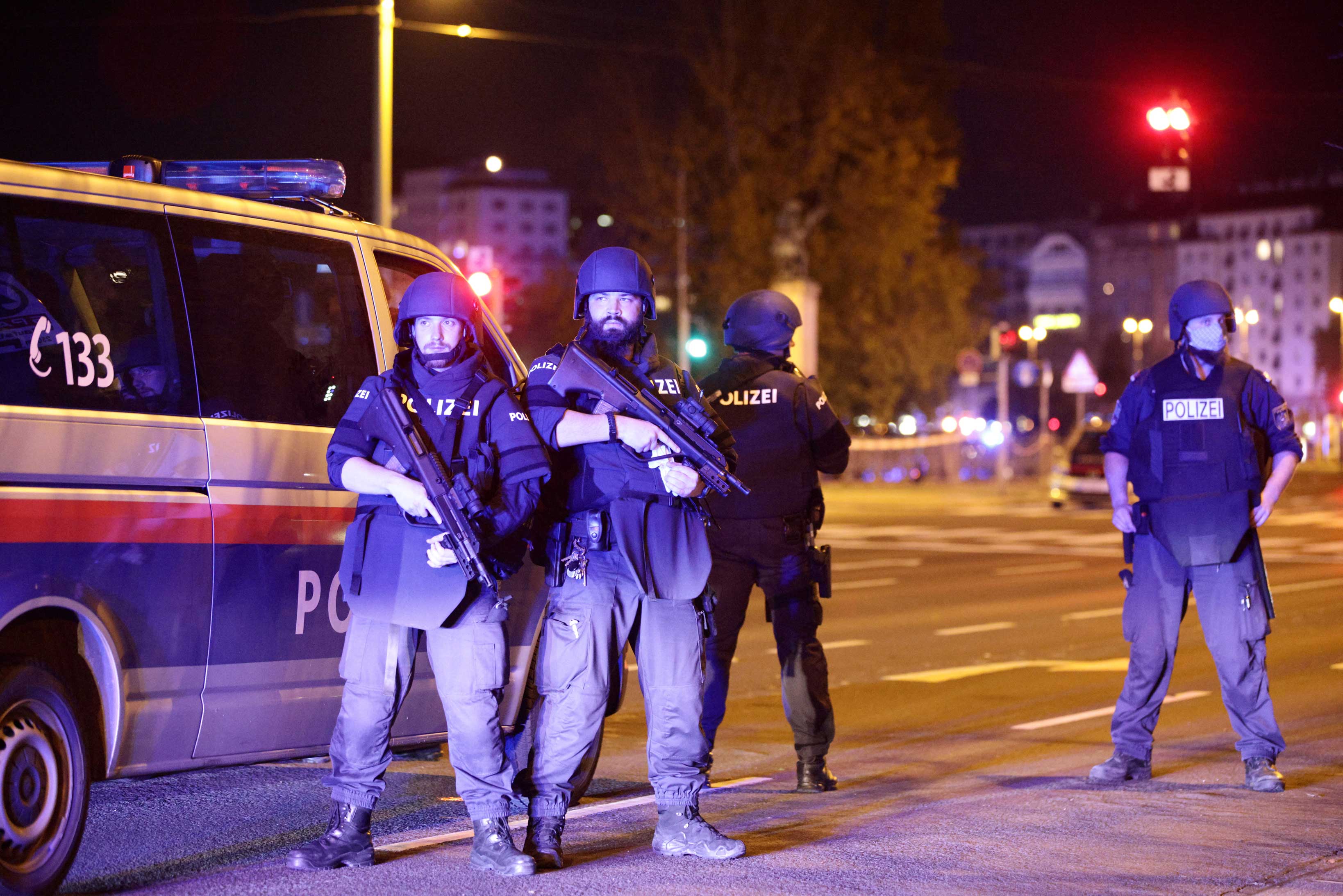 Policiais reforçam segurança na área central de Viena