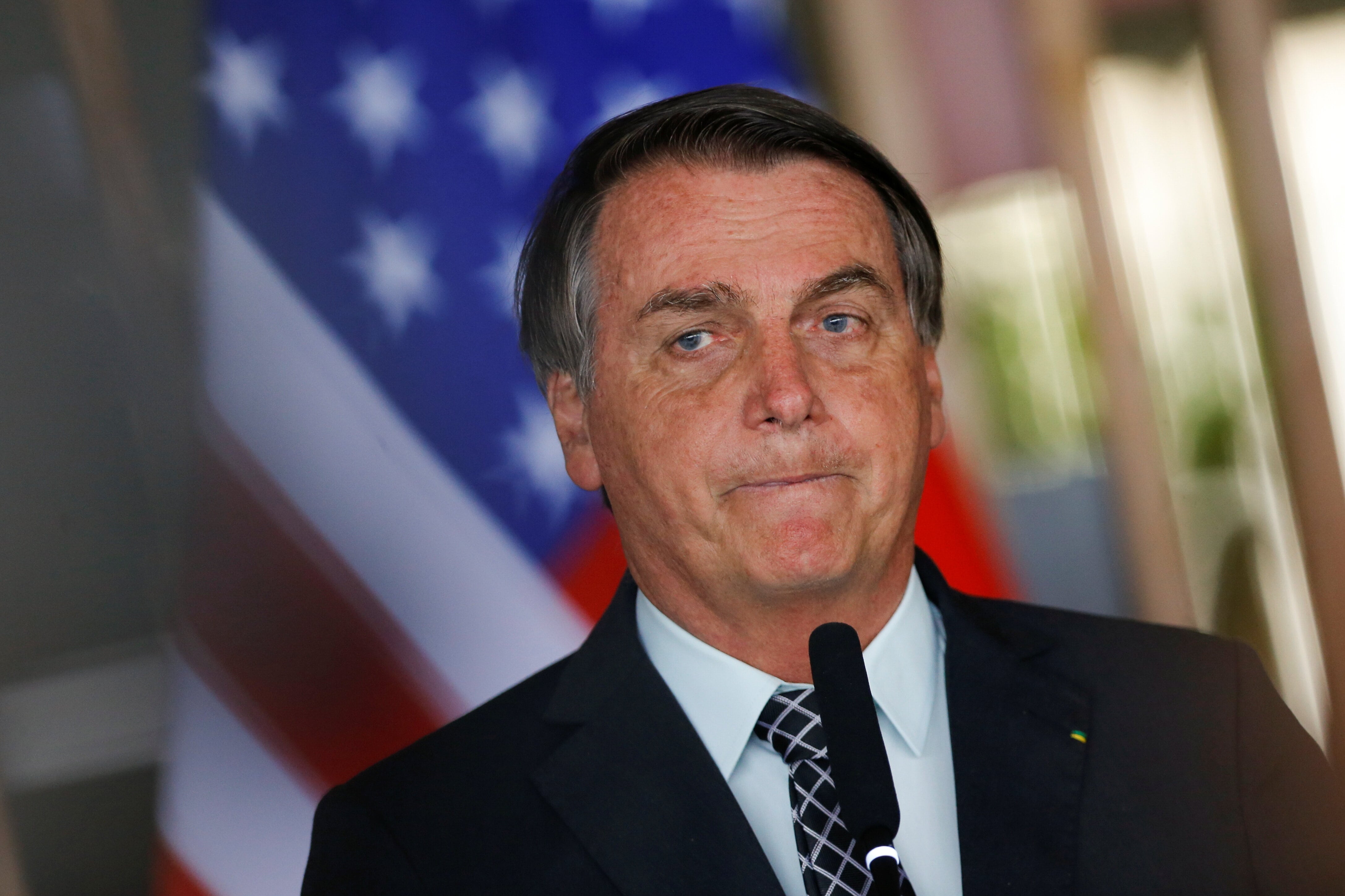 Bolsonaro em frente à bandeira dos Estados Unidos