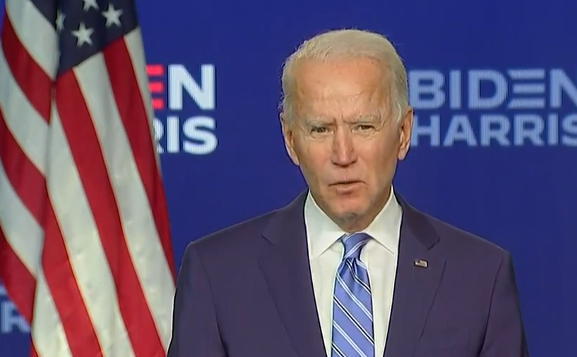 O democrata Joe Biden discursa durante apuração de votos 