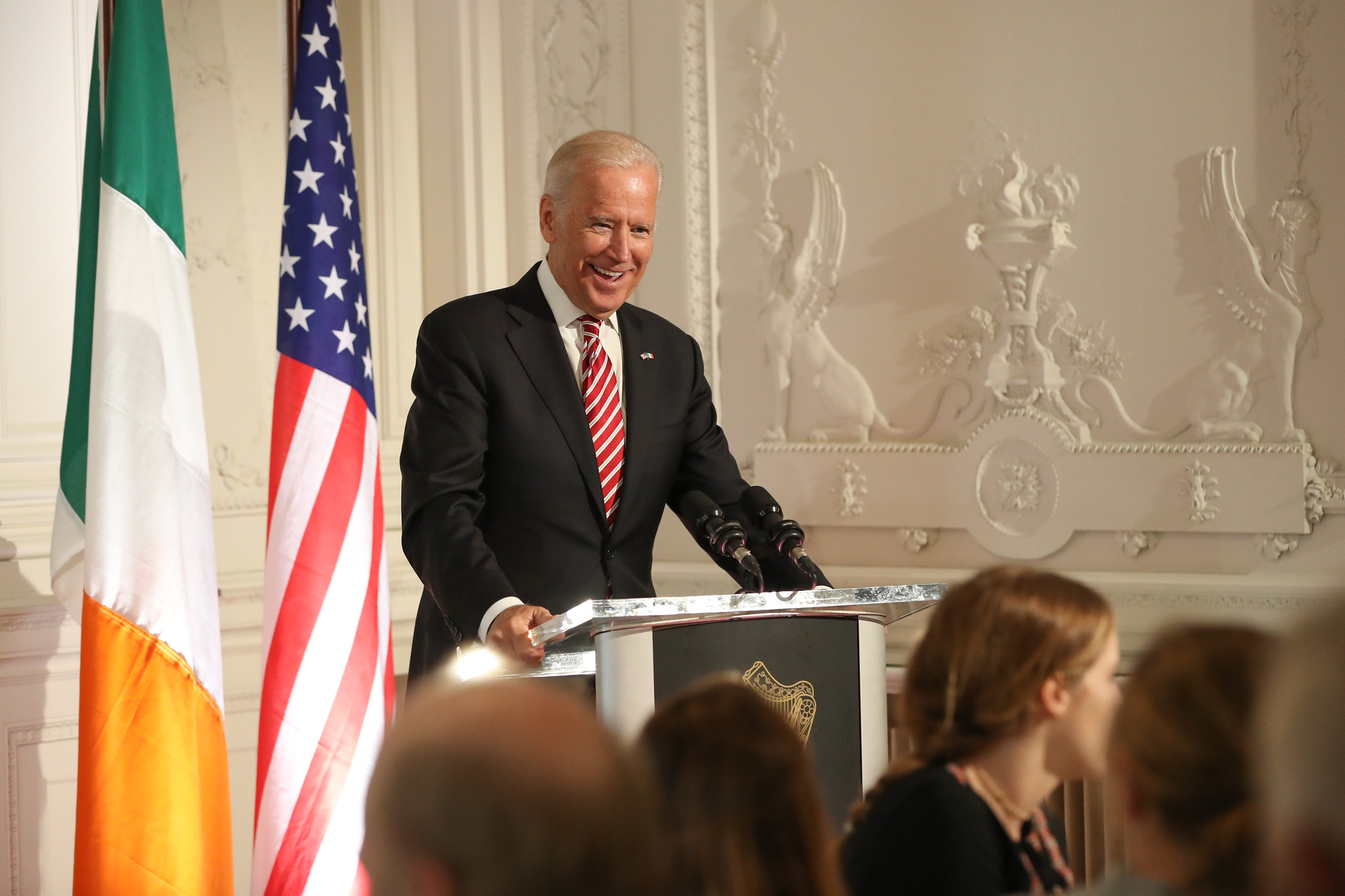 Biden discursa durante viagem à Irlanda em 2016