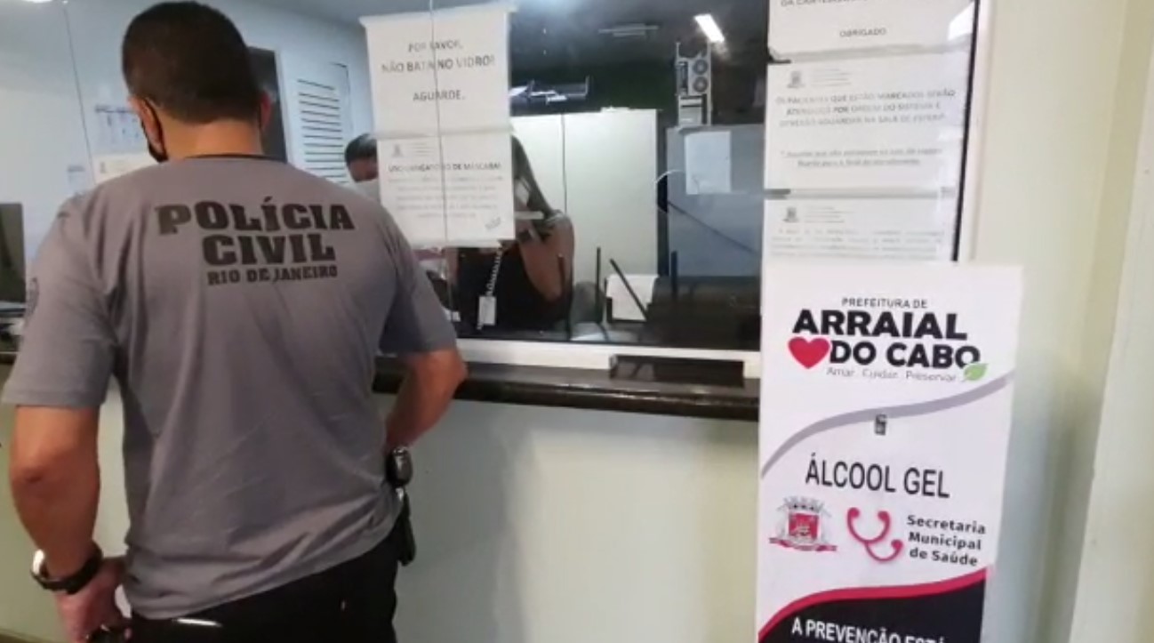 Agentes cumprem mandados de busca e apreensão no Hospital de Arraial do Cabo