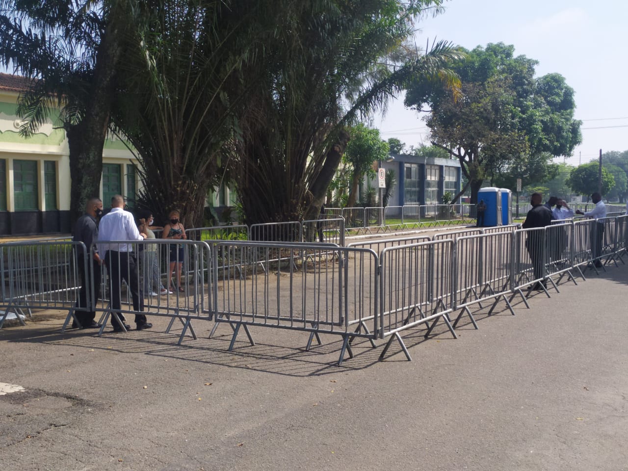 Local onde Bolsonaro vota está cercado por grades