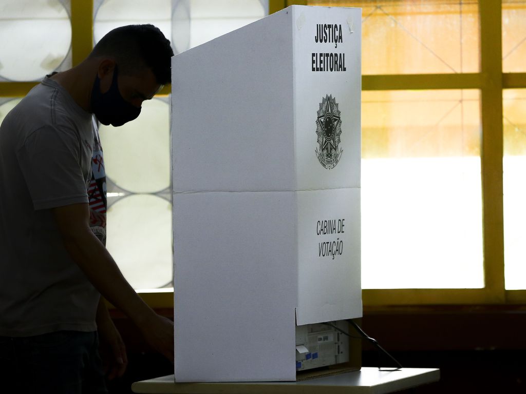 Eleitor em cabine de votação