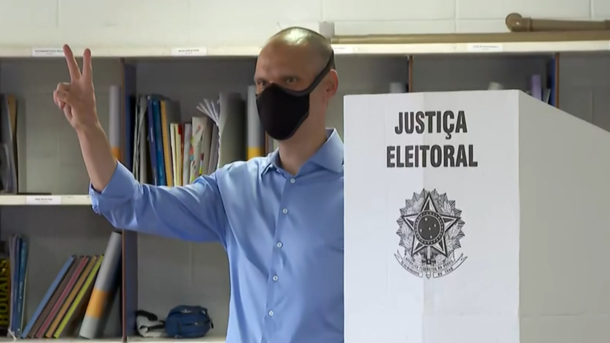 Bruno Covas em seção eleitoral