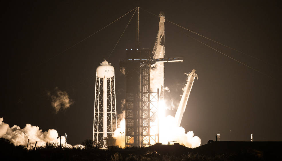 SpaceX lança o foguete Falcon 9, que transporta a cápsula Dragon