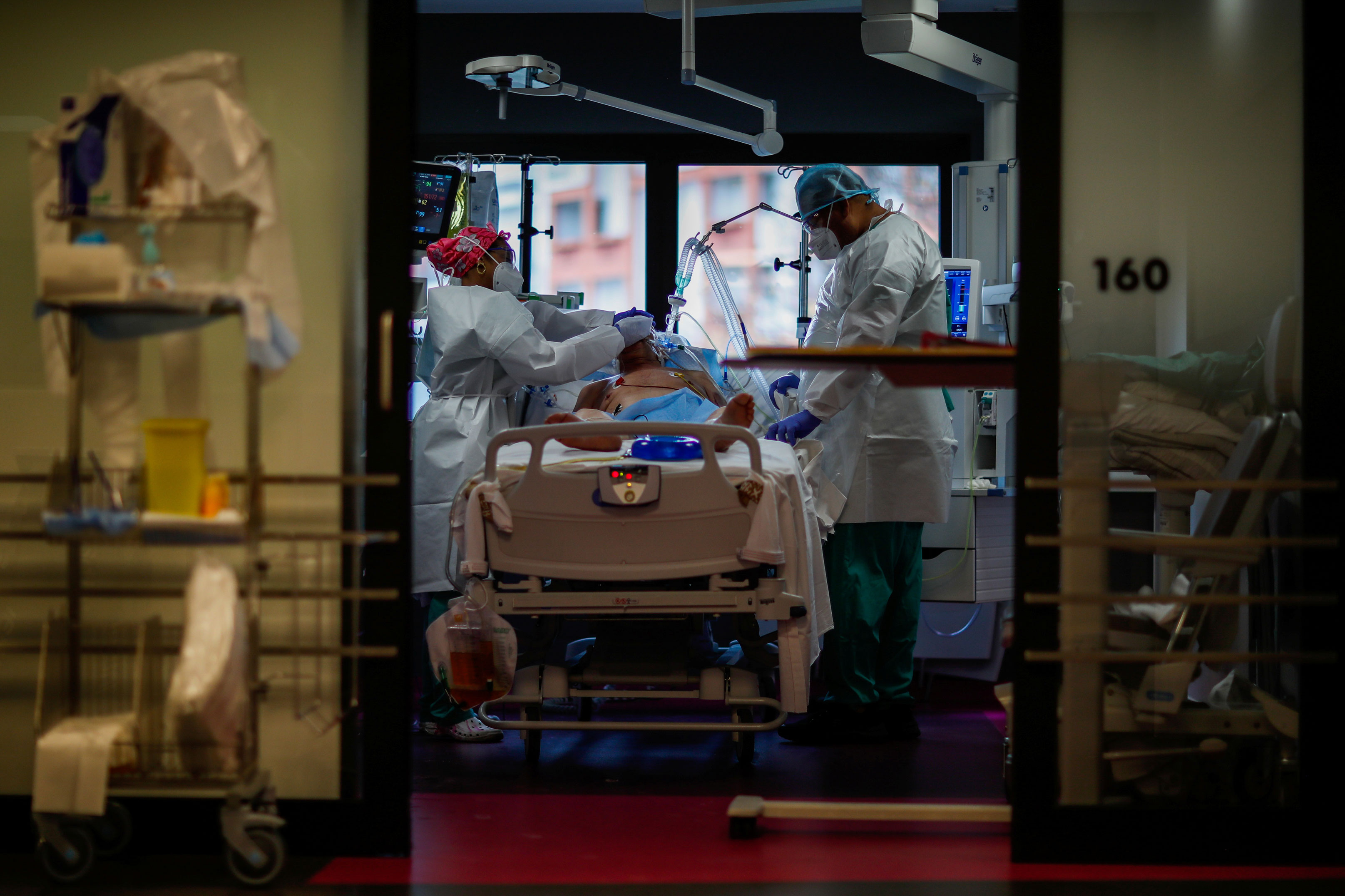 Médicos tratam paciente com Covid-19 nos arredores de Paris, na França