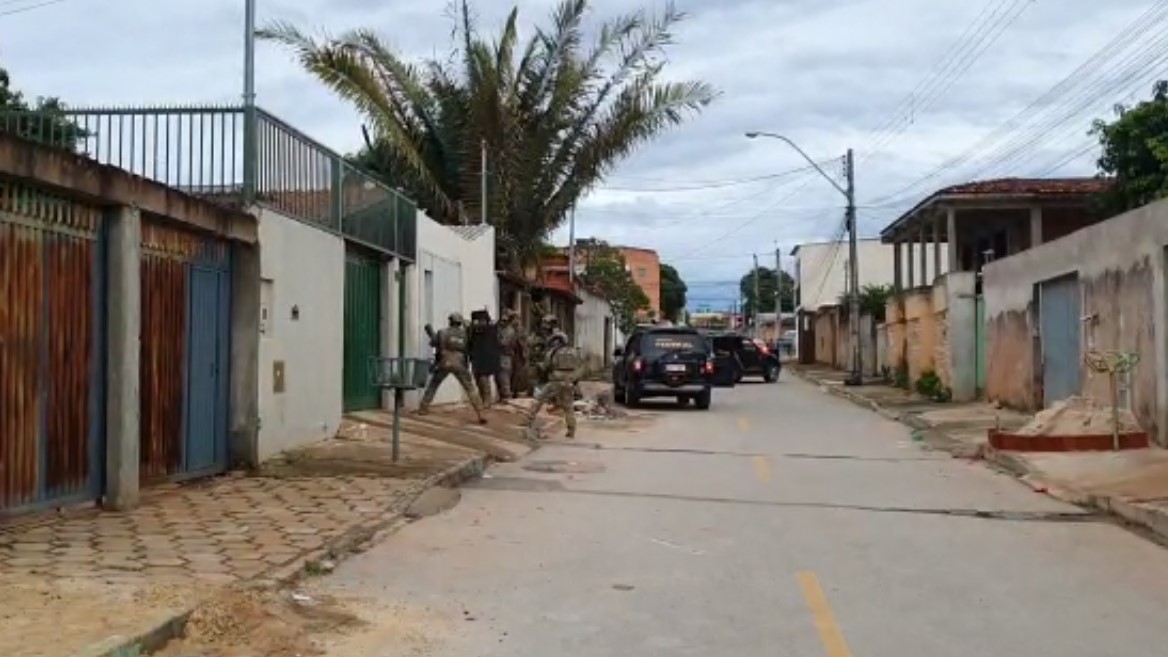 Agentes da Polícia Federal fazem operação no Distrito Federal