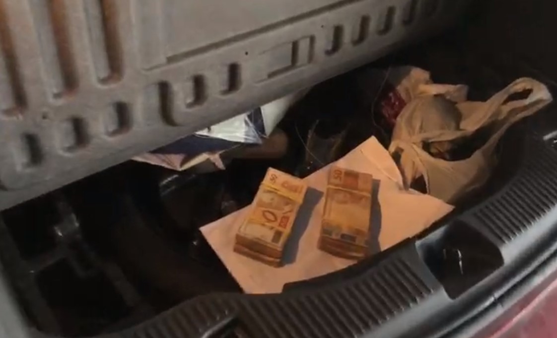 Dinheiro encontrado em veículo durante operação da Polícia Federal
